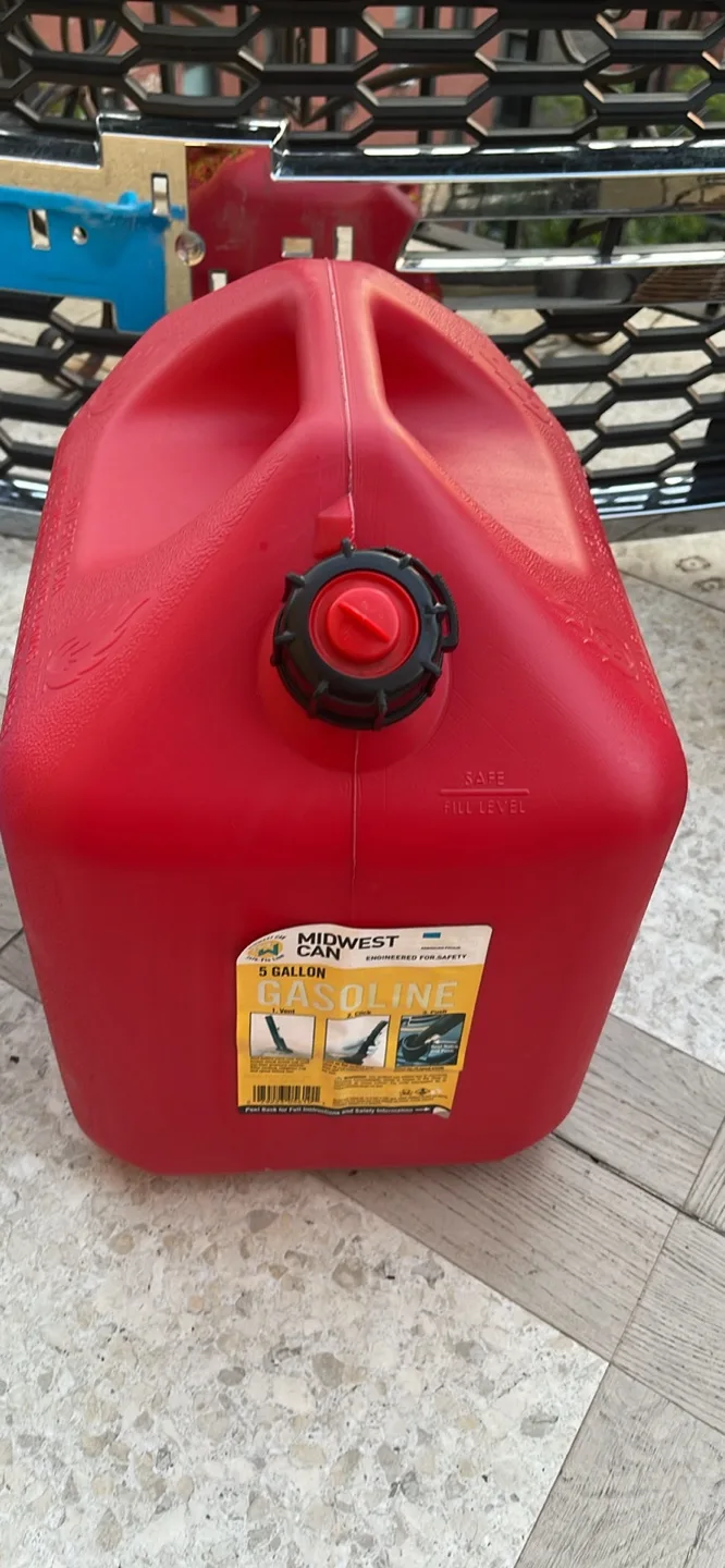 ‼️MOVING SALE‼️Midwest Can 5 Gallon Gasoline Container - Red thumbnail