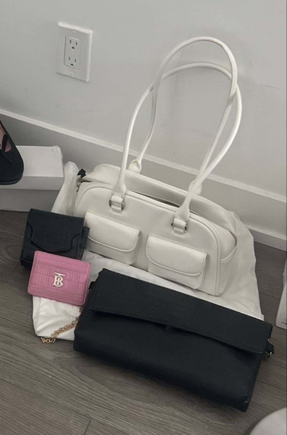 Stand oil chubby bag cream colour
