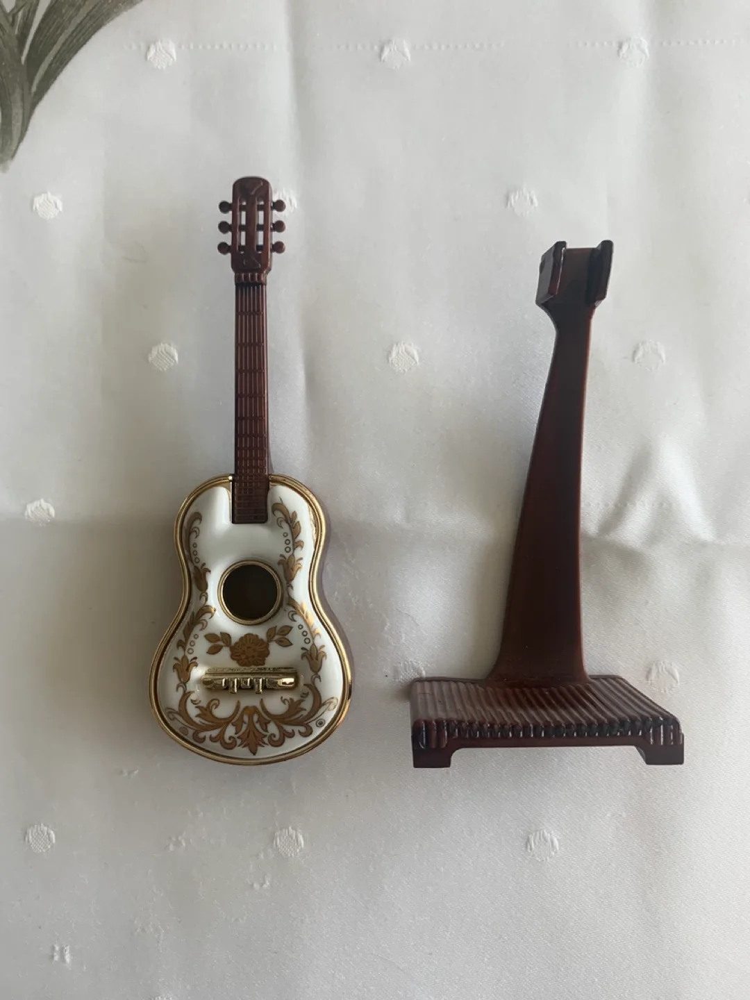 Miniature Decorative Guitar with Stand image indicator(3)