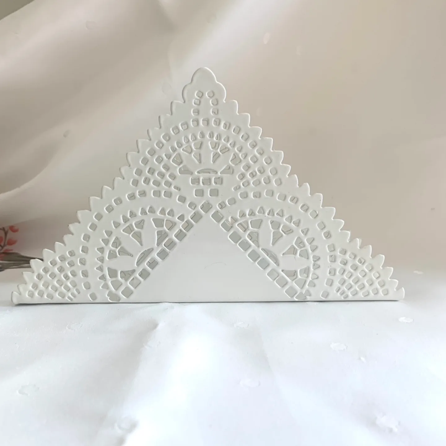 White Metal Napkin Holder image indicator(2)