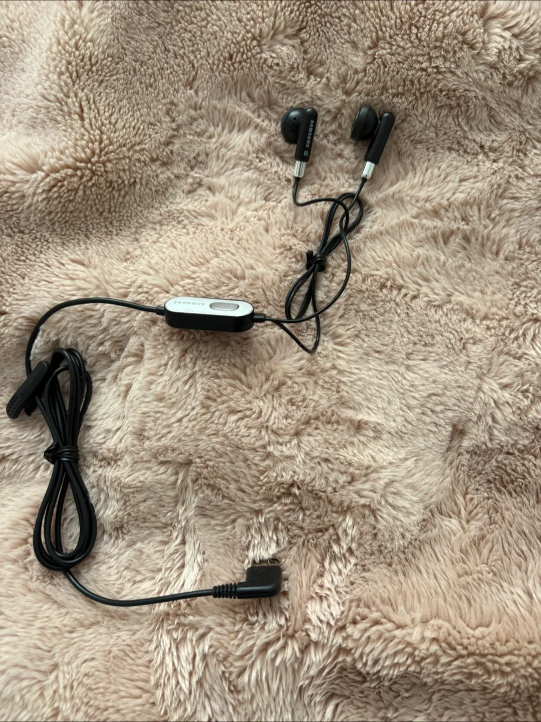 Samsung headset (Never used) (Giving away for FREE) thumbnail
