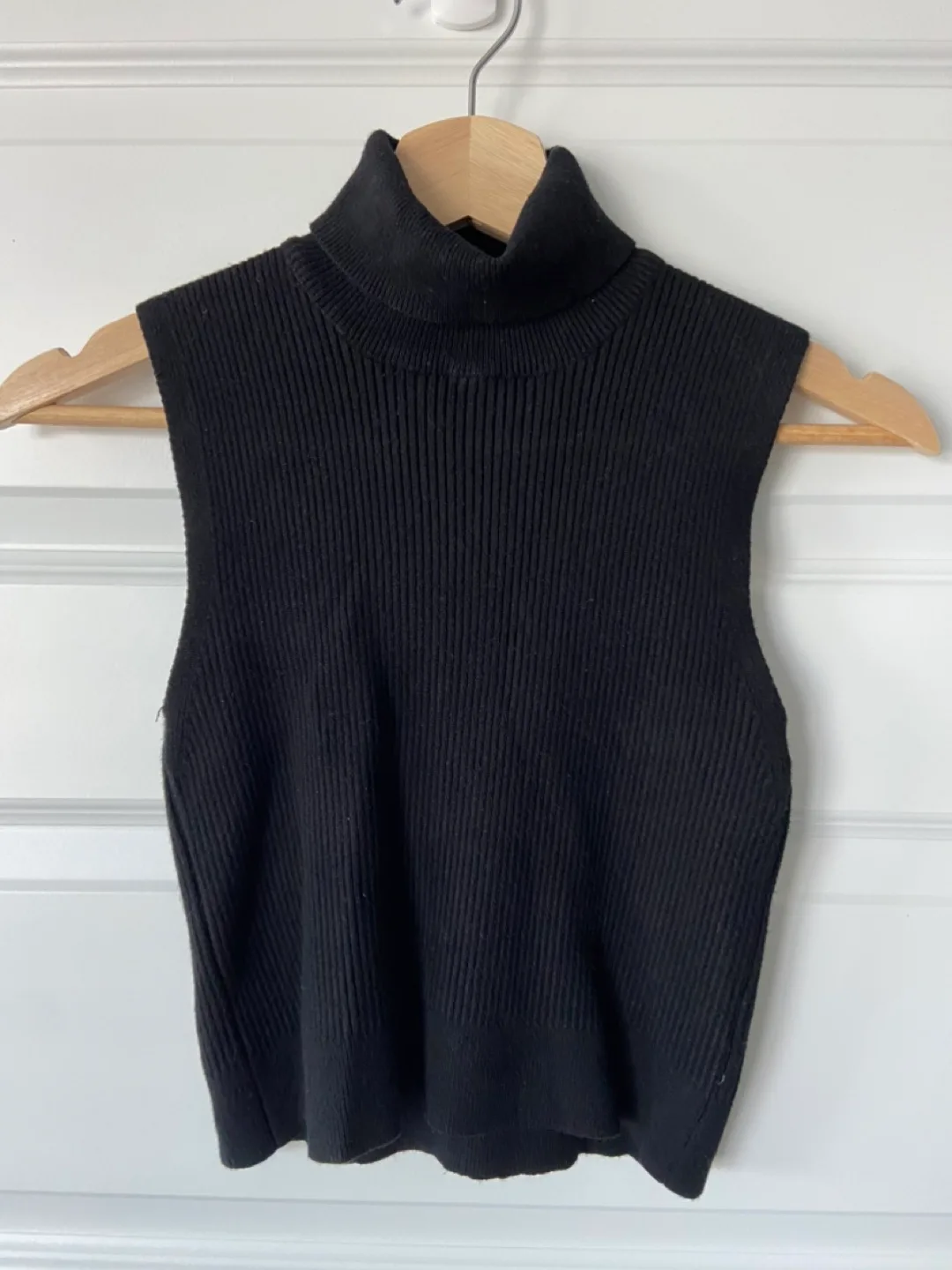 Forever 21 Black Sleeveless Cropped Turtleneck - Size L thumbnail