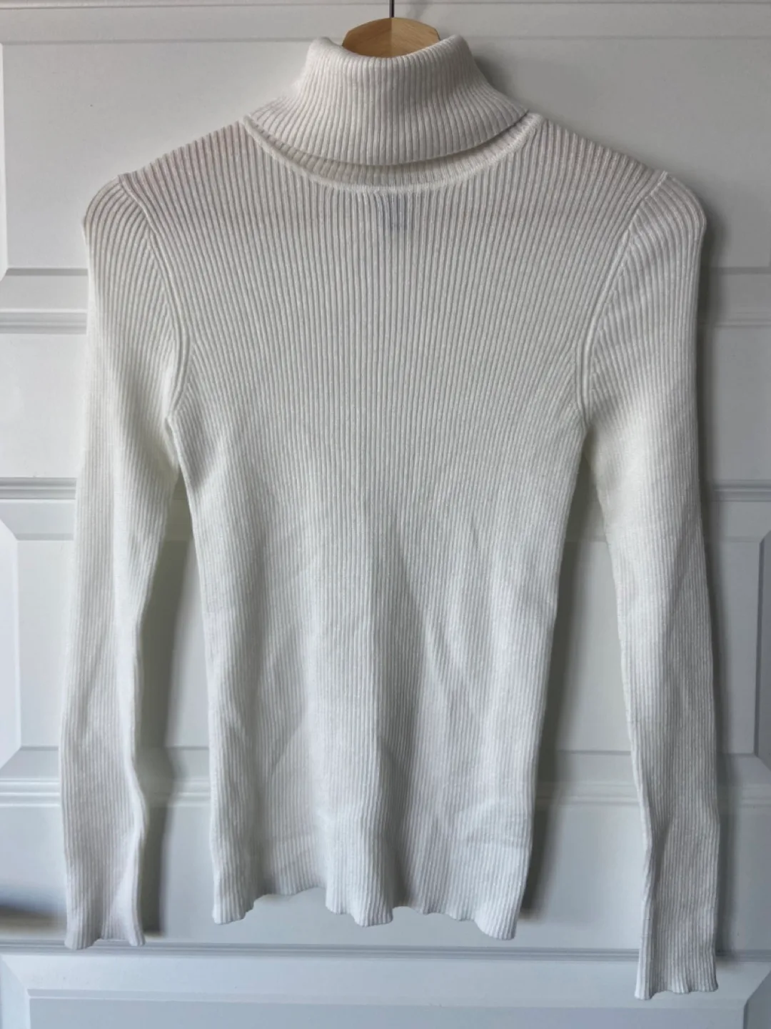 U2B White Turtleneck - Size Large thumbnail