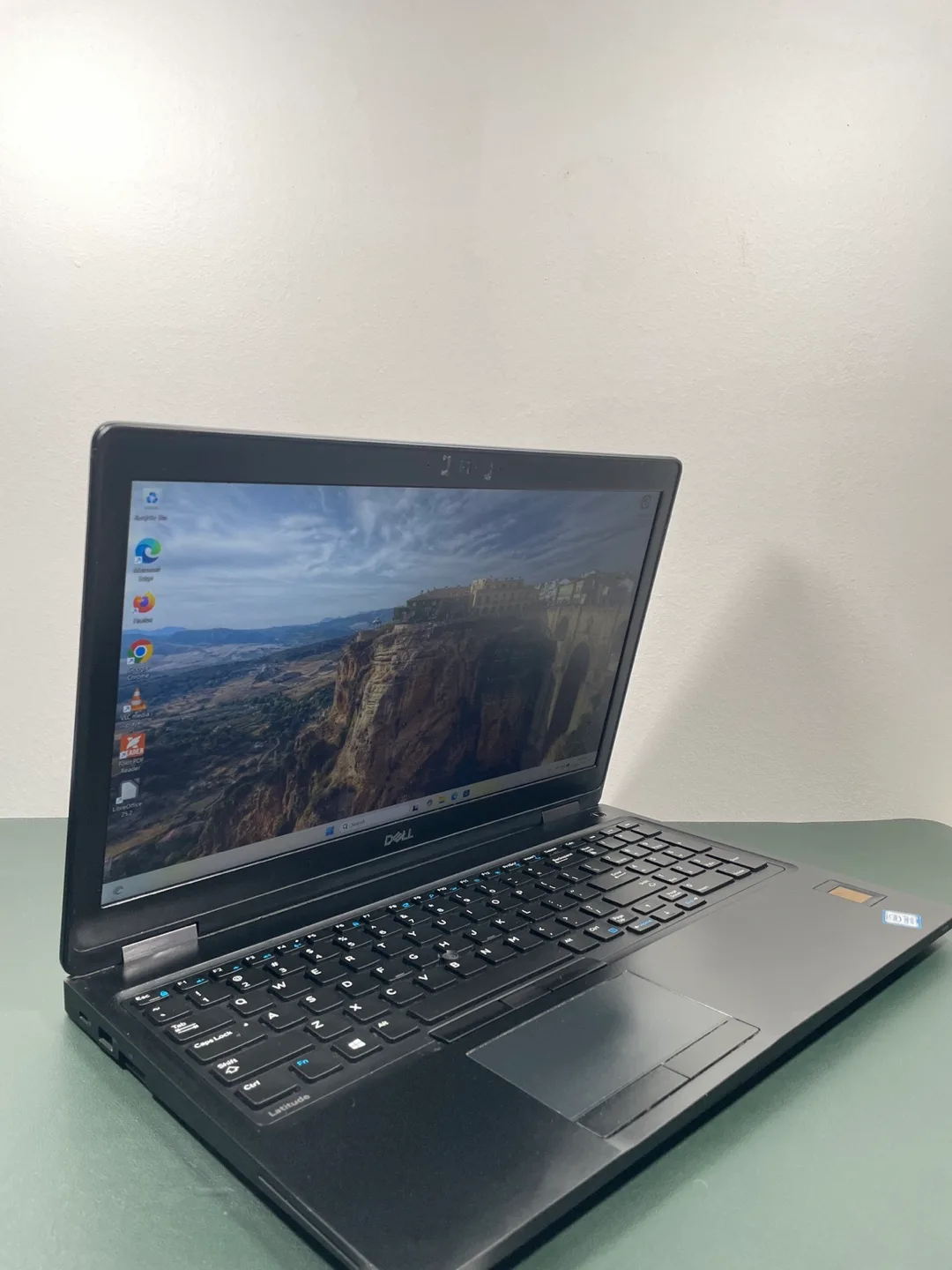 15.5” Dell Latitude 5580 with Windows 11 + Charger image indicator(2)