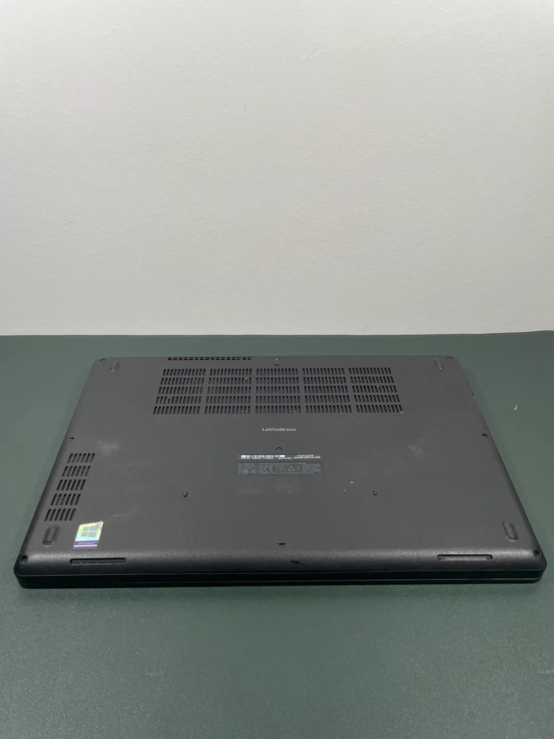 15.5” Dell Latitude 5580 with Windows 11 + Charger image indicator(4)