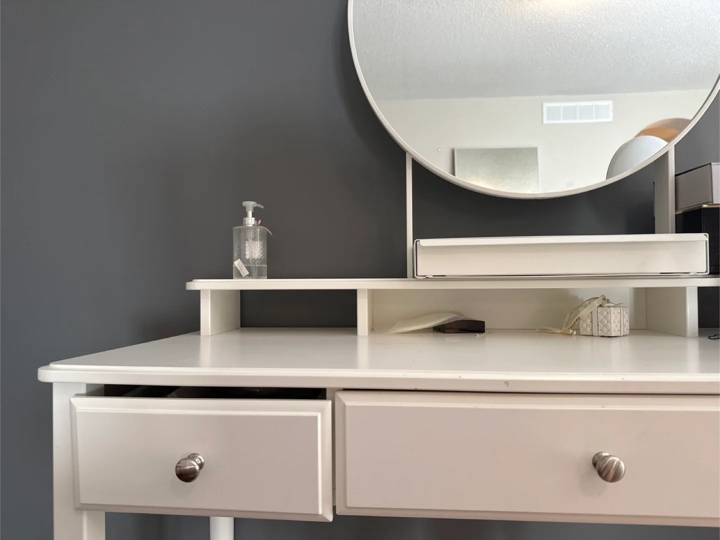 White Vanity Desk with Round Mirror image indicator(2)
