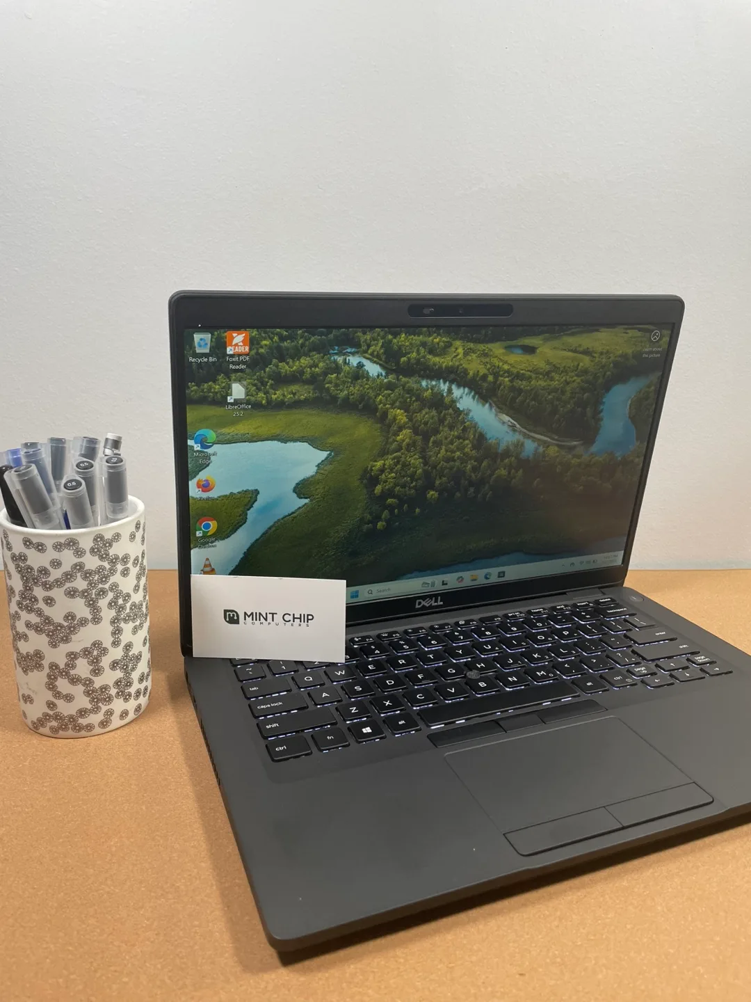 Dell Latitude 5400 - 16 GB RAM/256 GB SSD - Windows 11 thumbnail