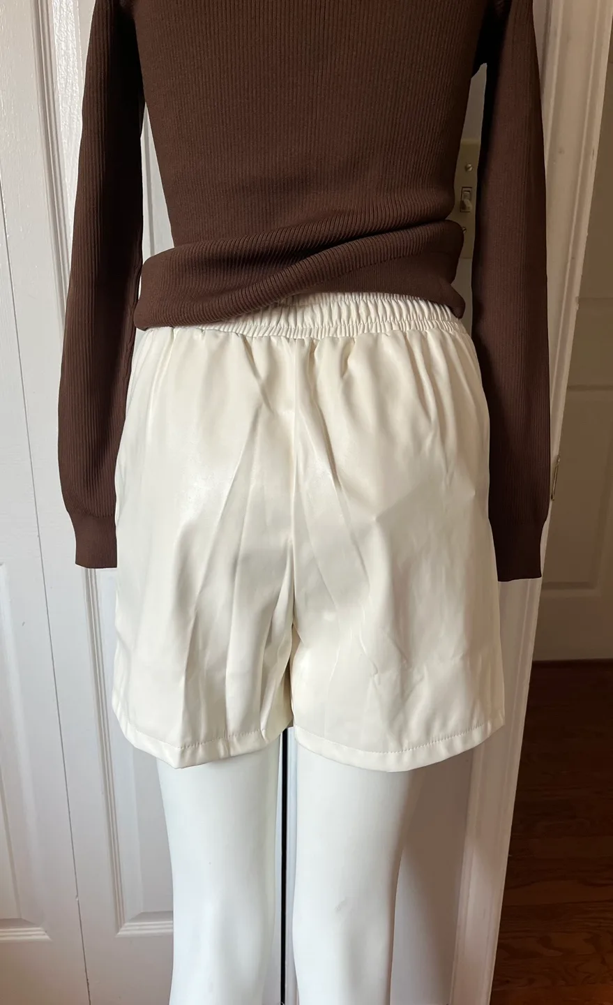 WeiFit Cream Faux Leather Shorts - Size M image indicator(4)