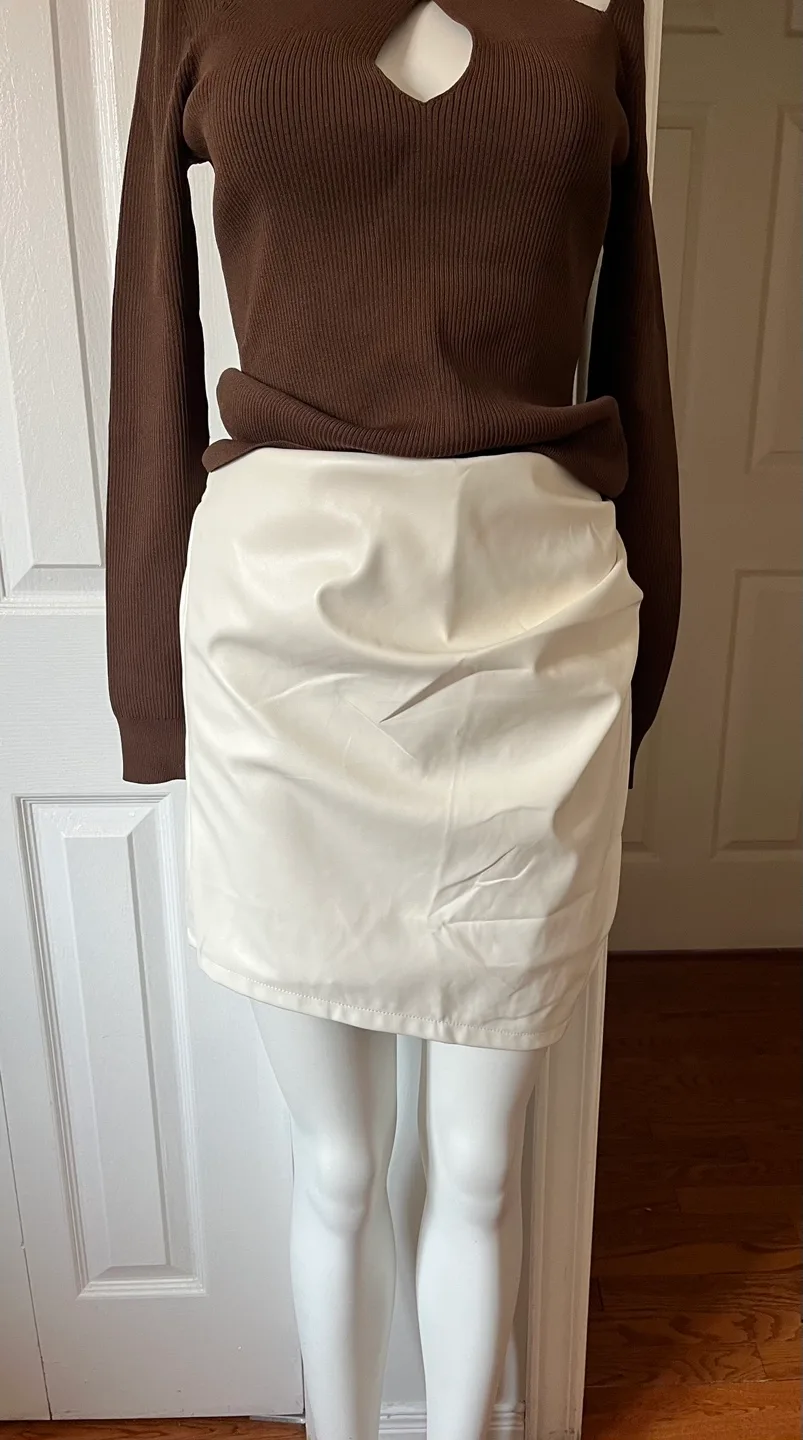 WeiFit Cream Faux Leather Shorts - Size M image indicator(3)