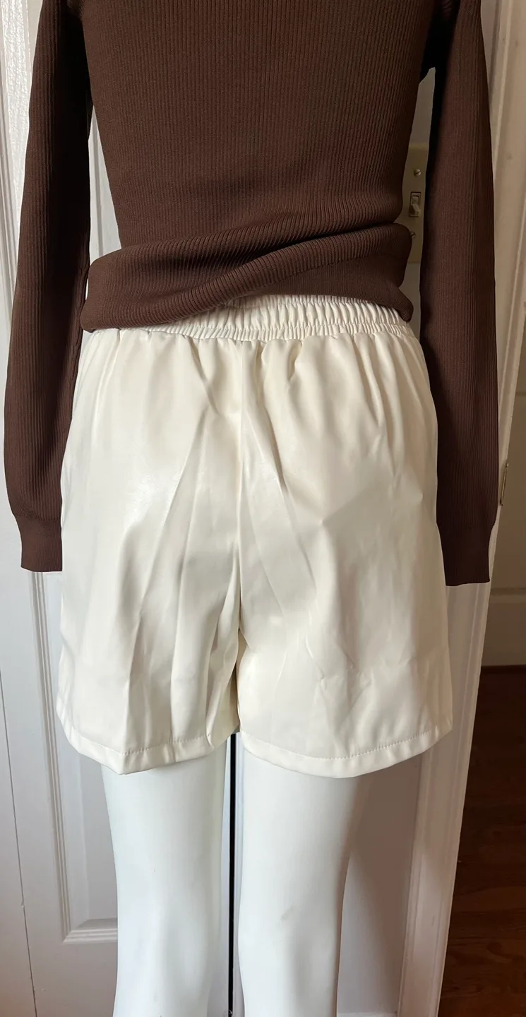WeiFit Cream Faux Leather Shorts - Size M image indicator(2)