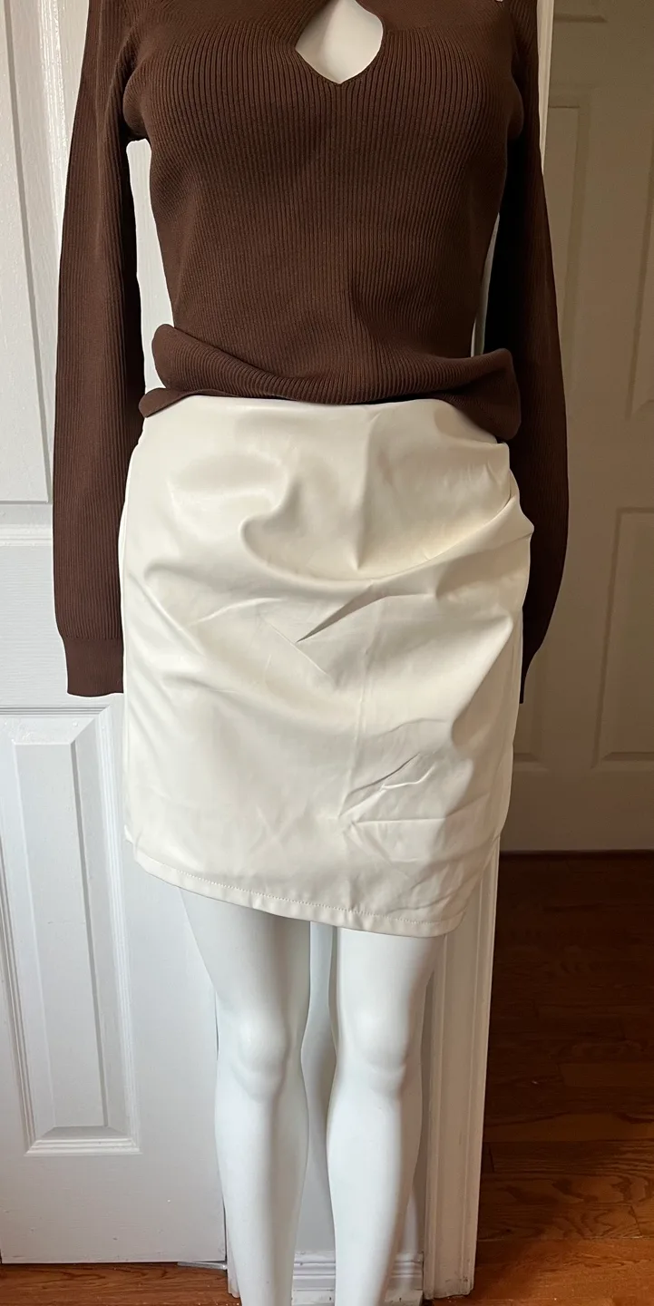 WeiFit Cream Faux Leather Shorts - Size M image indicator(5)