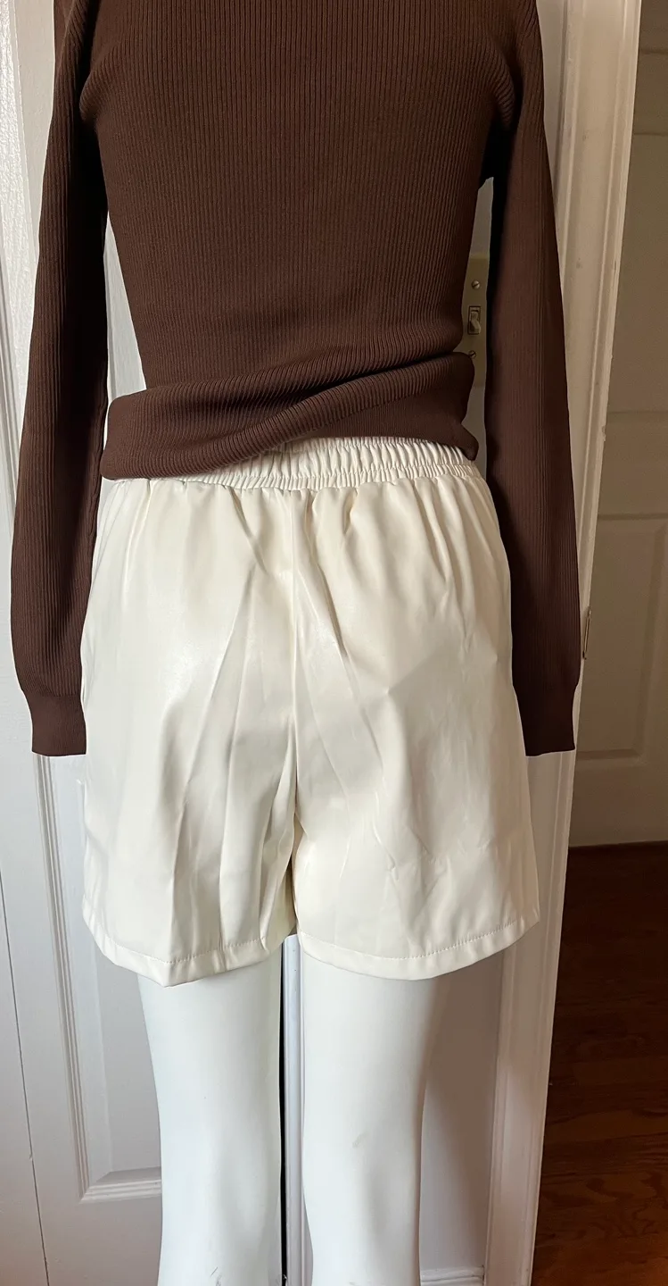 WeiFit Cream Faux Leather Shorts - Size M image indicator(7)