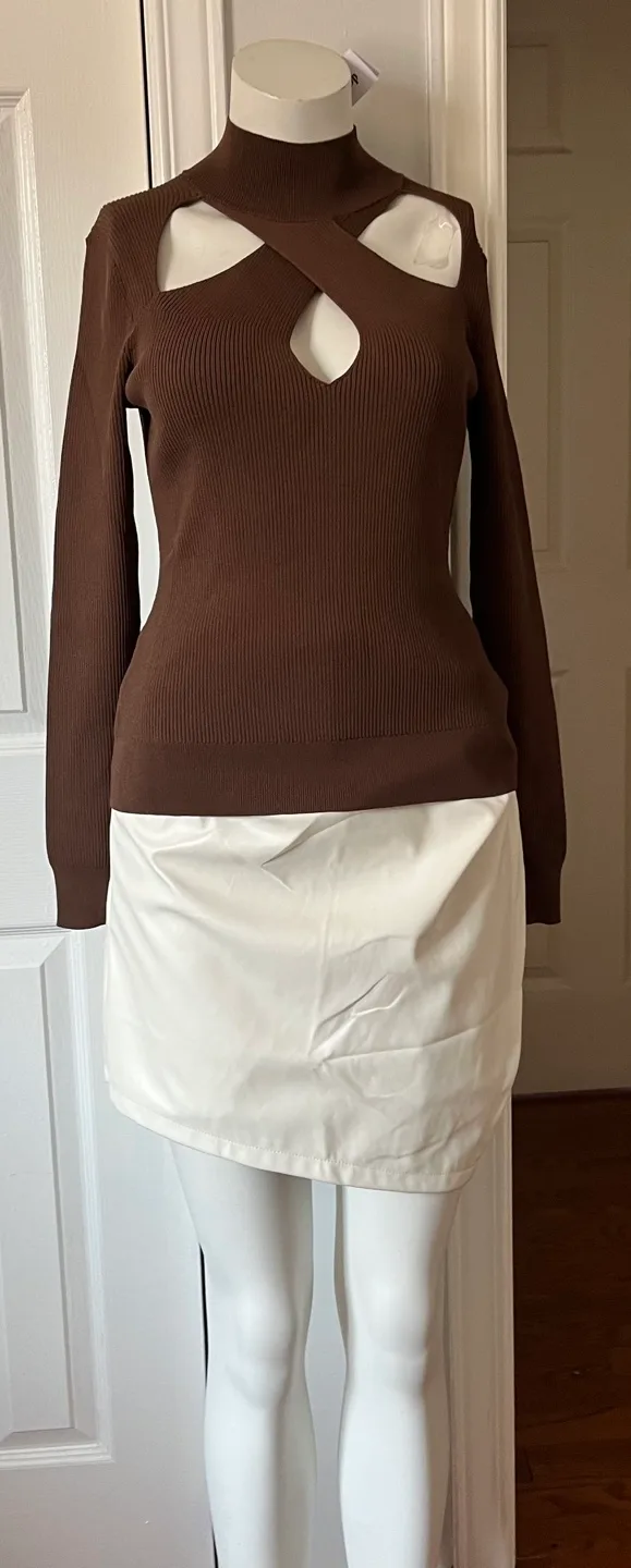 WeiFit Cream Faux Leather Shorts - Size M image indicator(8)