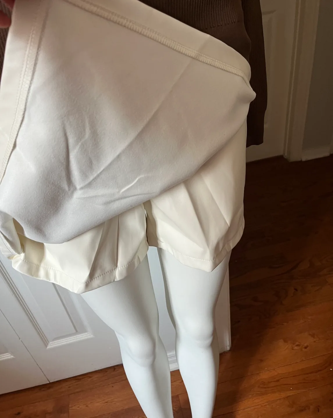 WeiFit Cream Faux Leather Shorts - Size M image indicator(9)