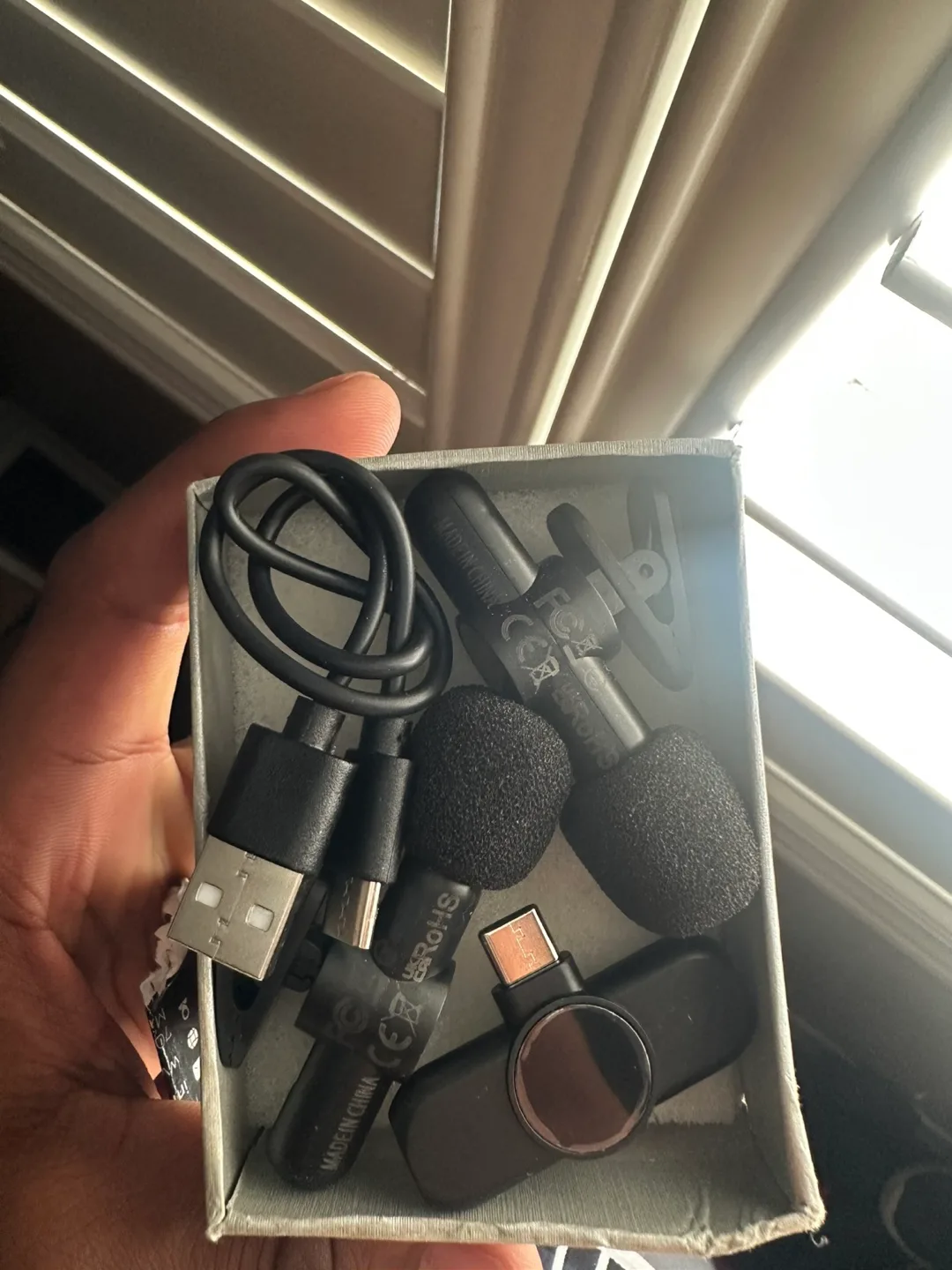 Wireless Lavalier Microphone System with Box thumbnail