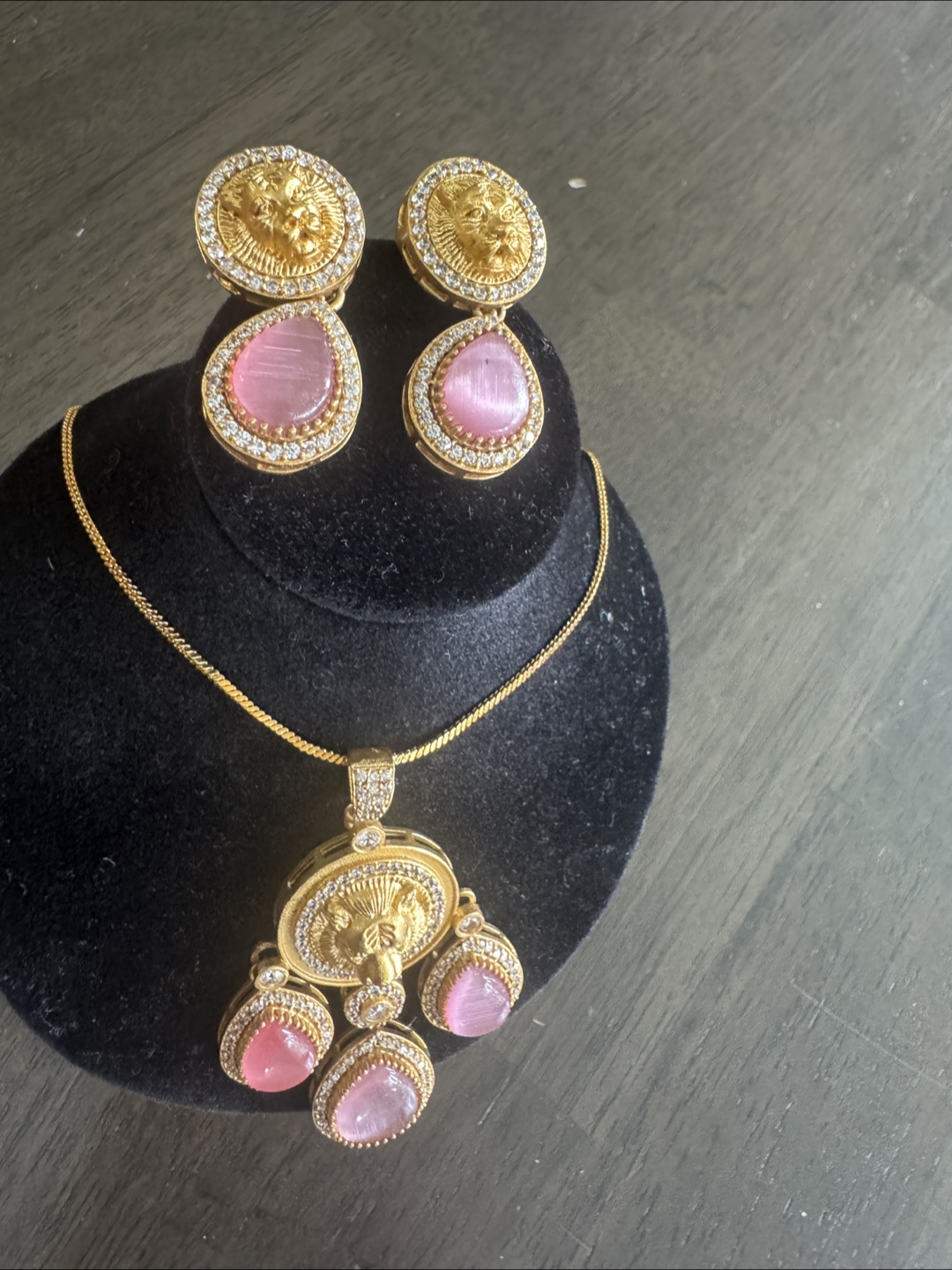 Sabyasachi pendant set