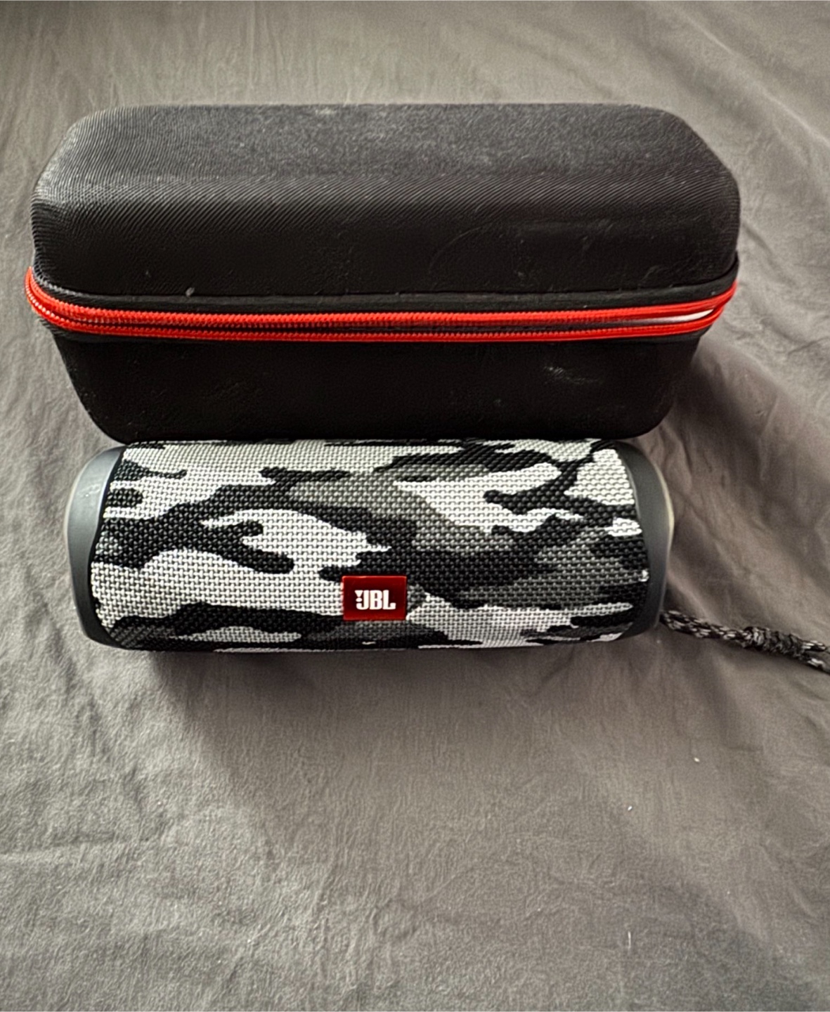 JBL Flip 5 Camo Speaker w/ Case