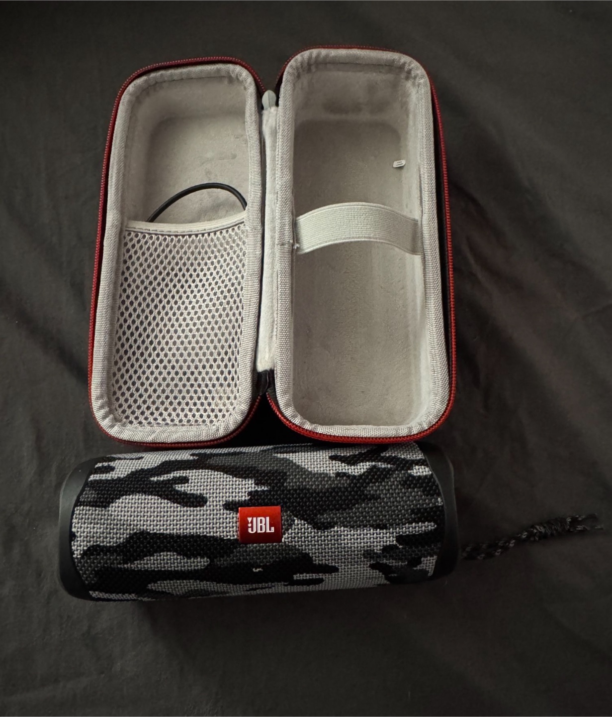 JBL Flip 5 Camo Speaker w/ Case - photo 2