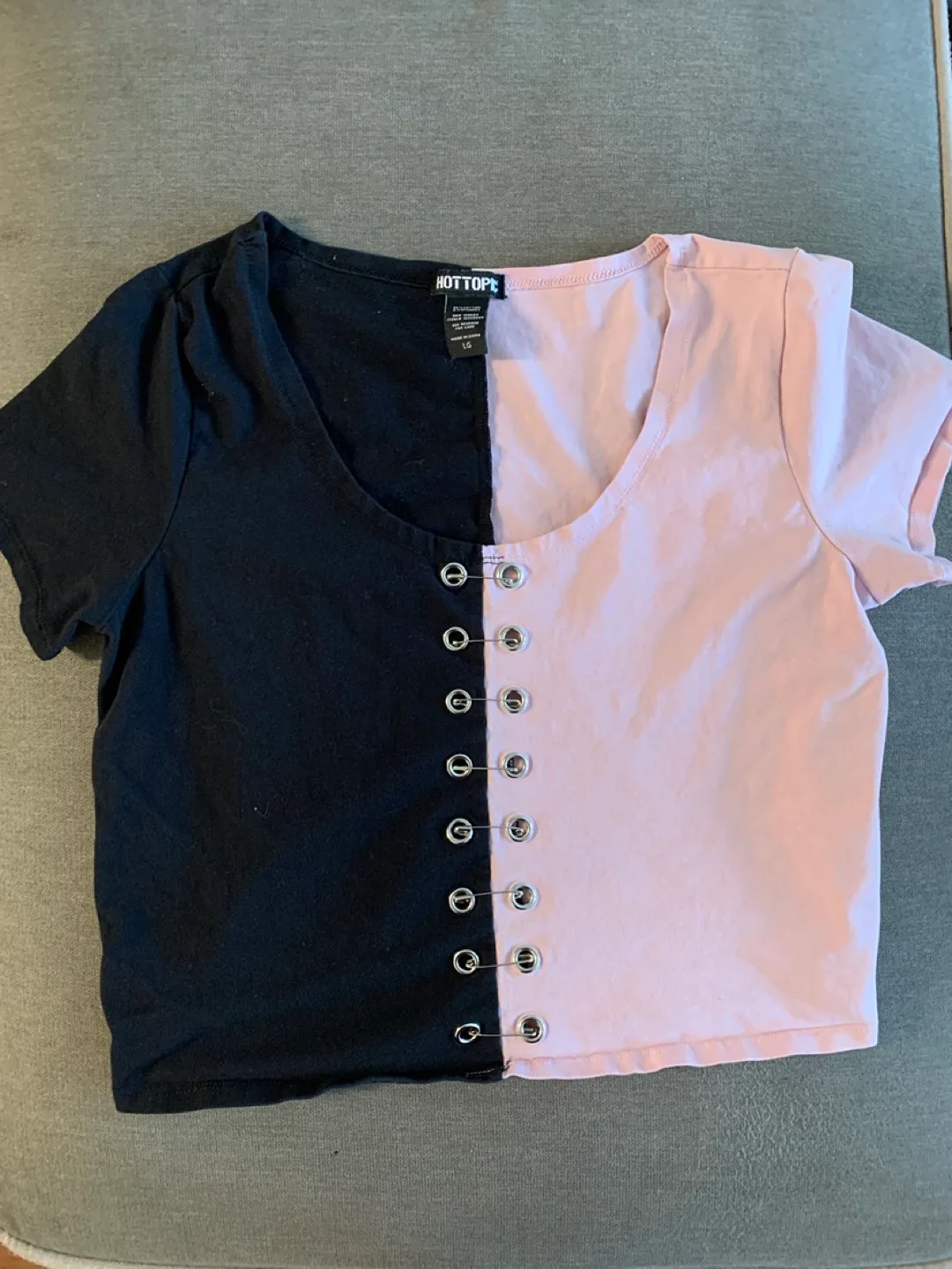 Hot Topic Split Colour Crop Top - Size Large 🇨🇦 thumbnail