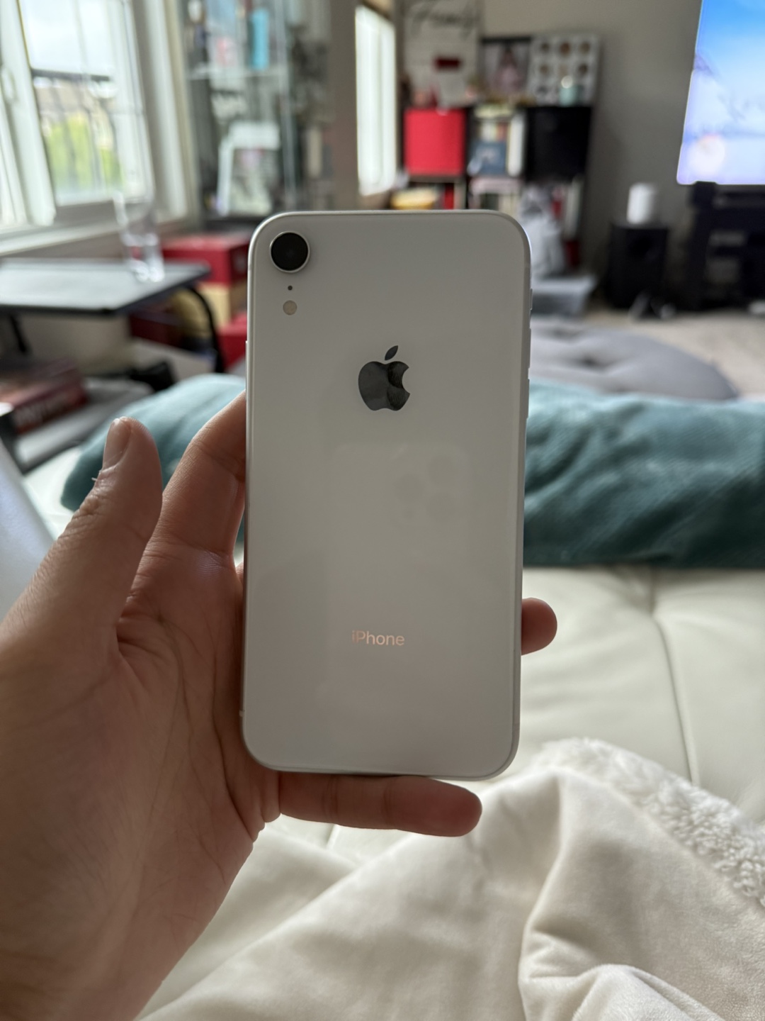 Apple iPhone XR - White, 64gig, 71% battery health - photo 2