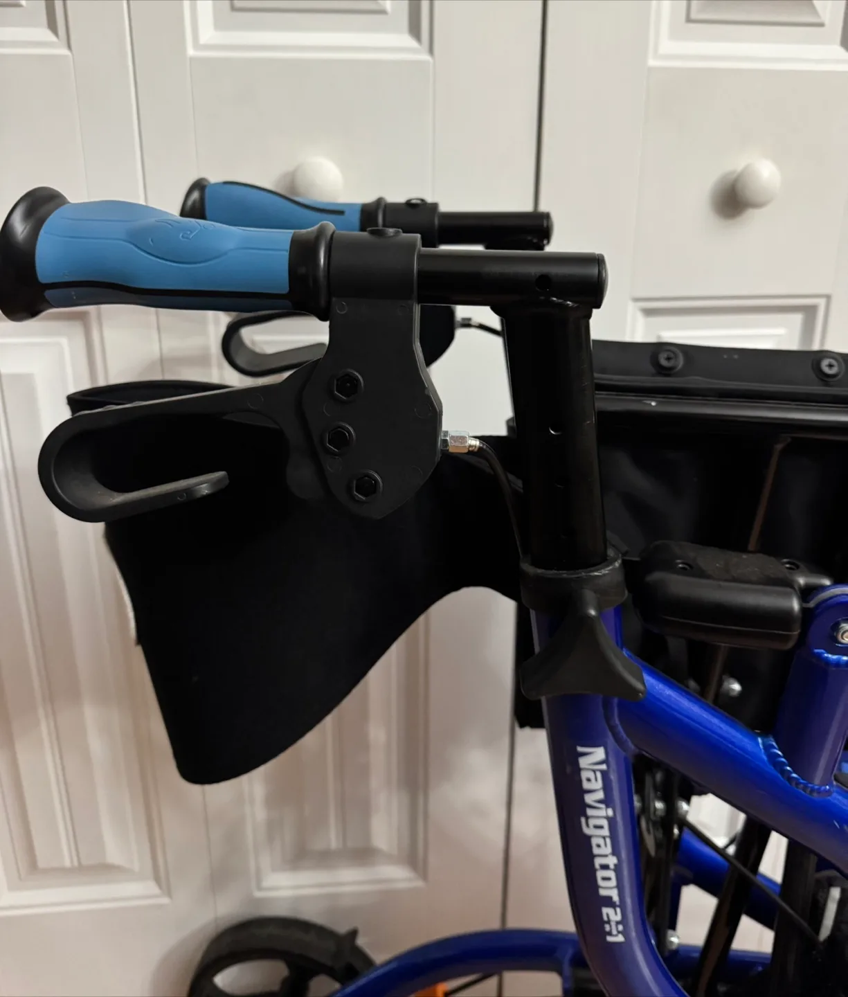 Hugo Navigator 2.0 Rollator Walker - Blue image indicator(8)