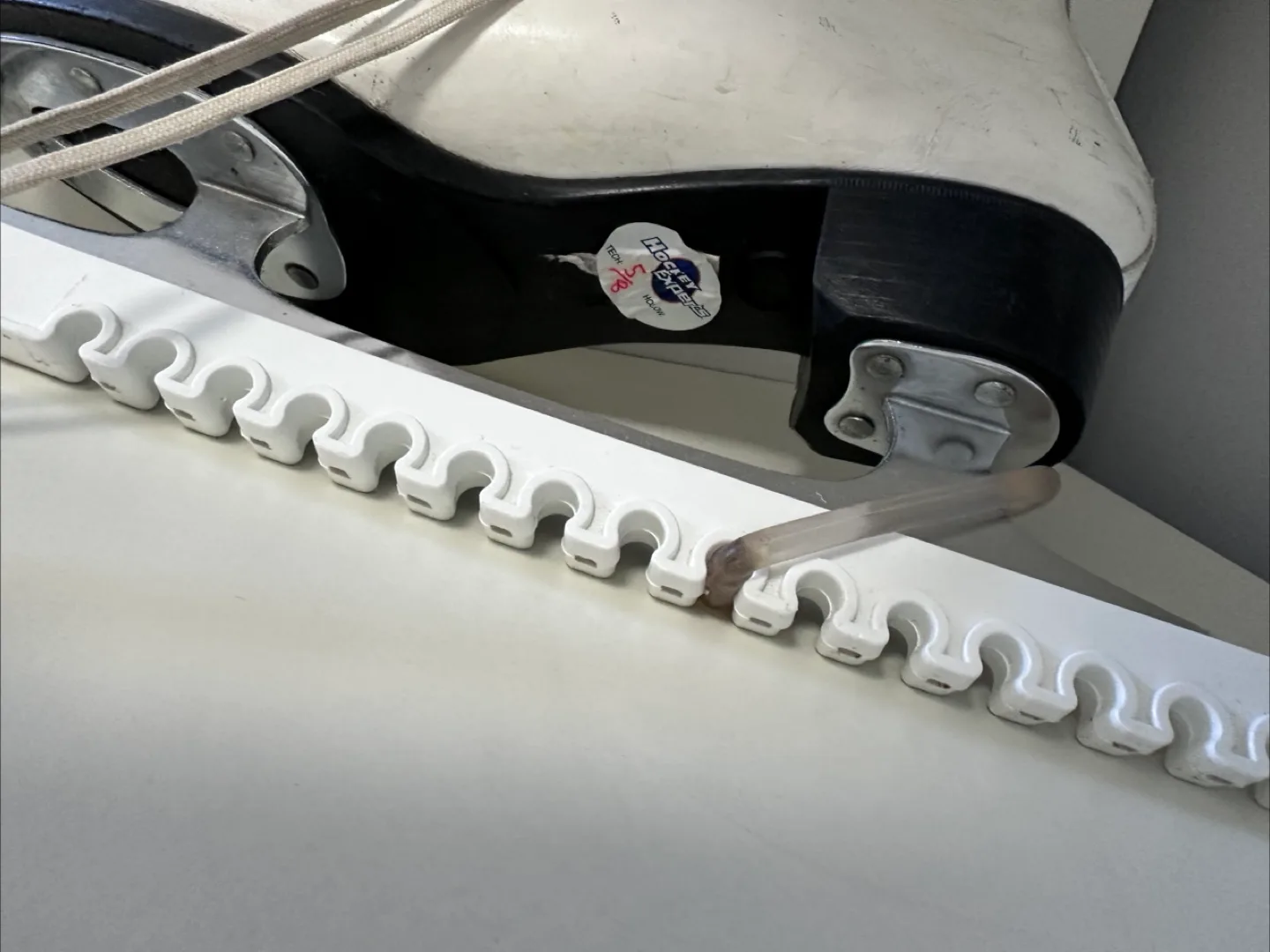 White Figure Skates, Size 8 image indicator(2)