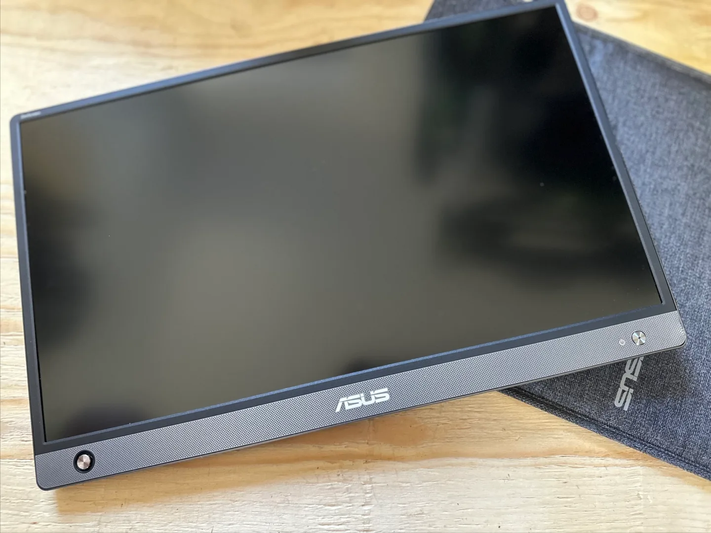 ASUS MB16AH Portable Monitor thumbnail