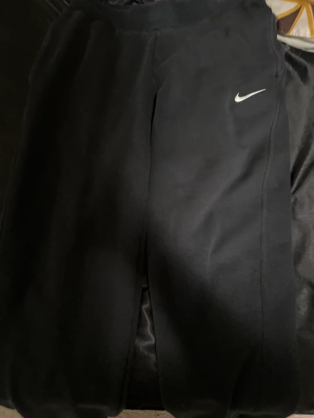 Black nike sweatpants image indicator(3)