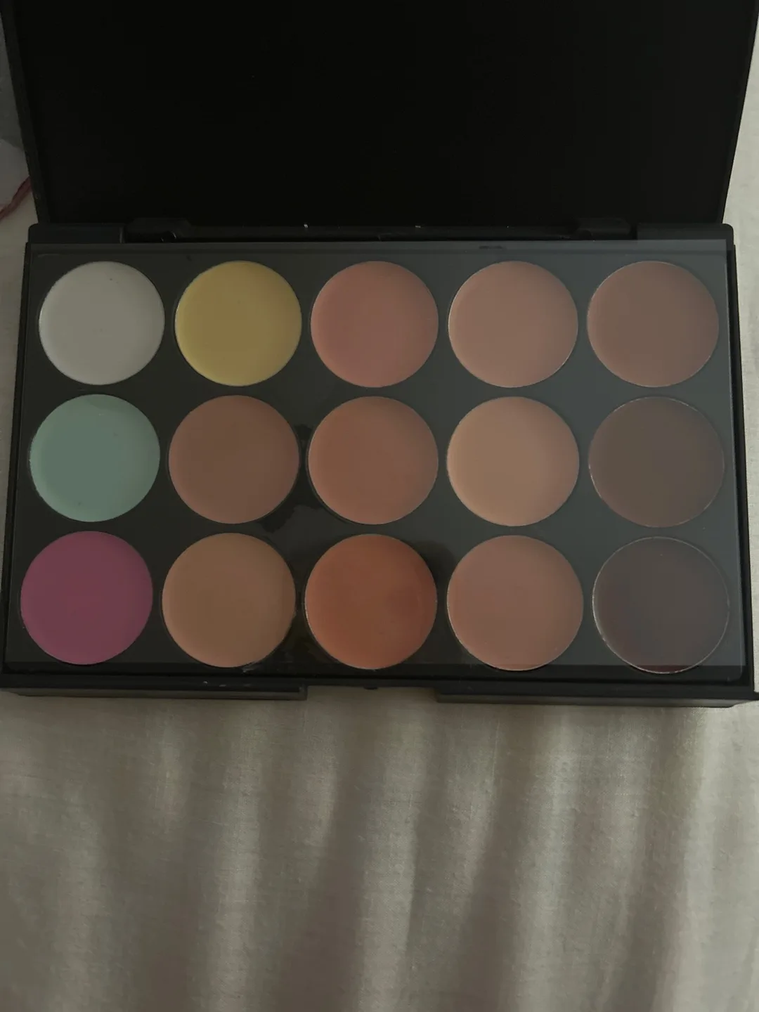 Makeup Concealer Palette thumbnail