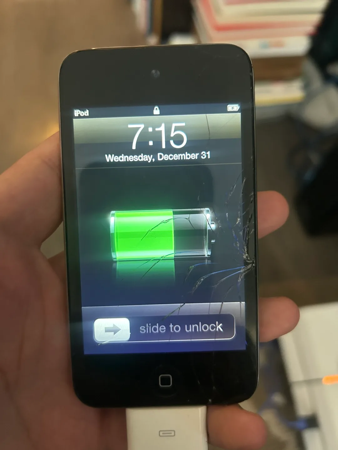 Apple iPod Touch 4th Gen 8GB - Cracked Screen thumbnail