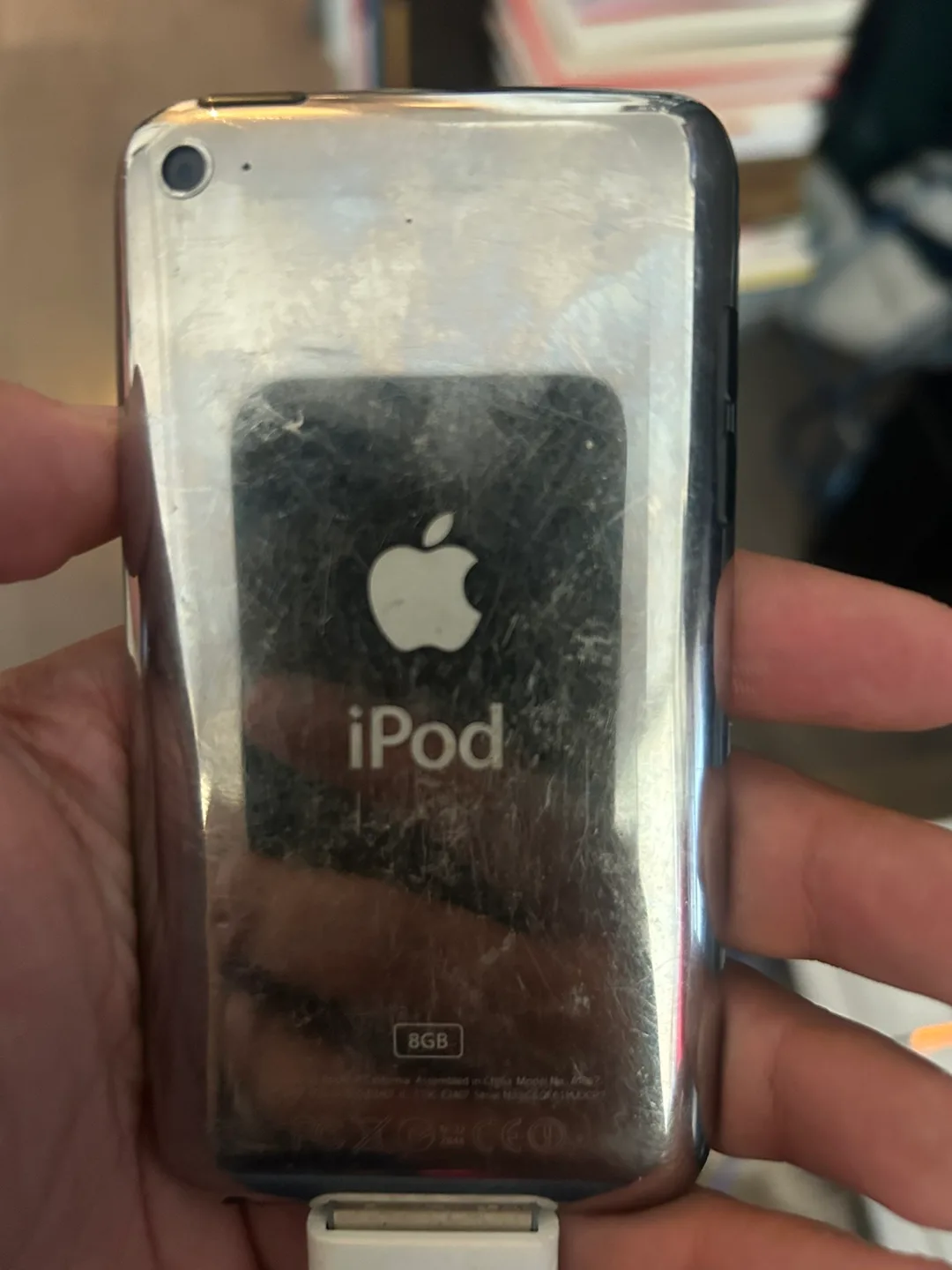 Apple iPod Touch 4th Gen 8GB - Cracked Screen image indicator(2)