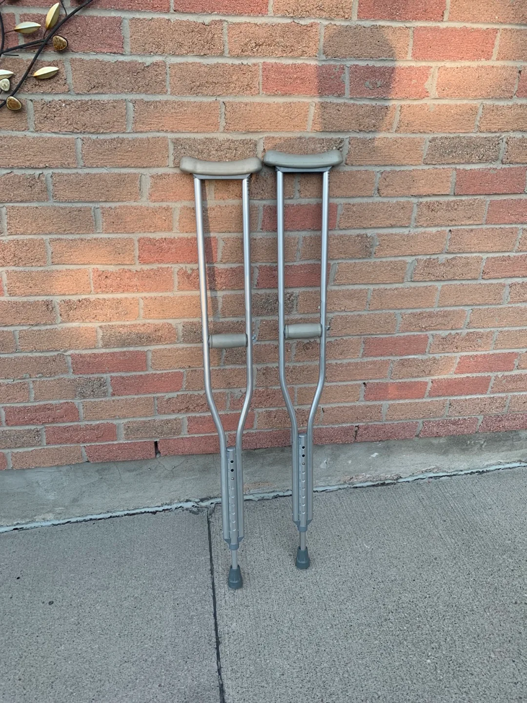 Adjustable Walking Crutches thumbnail