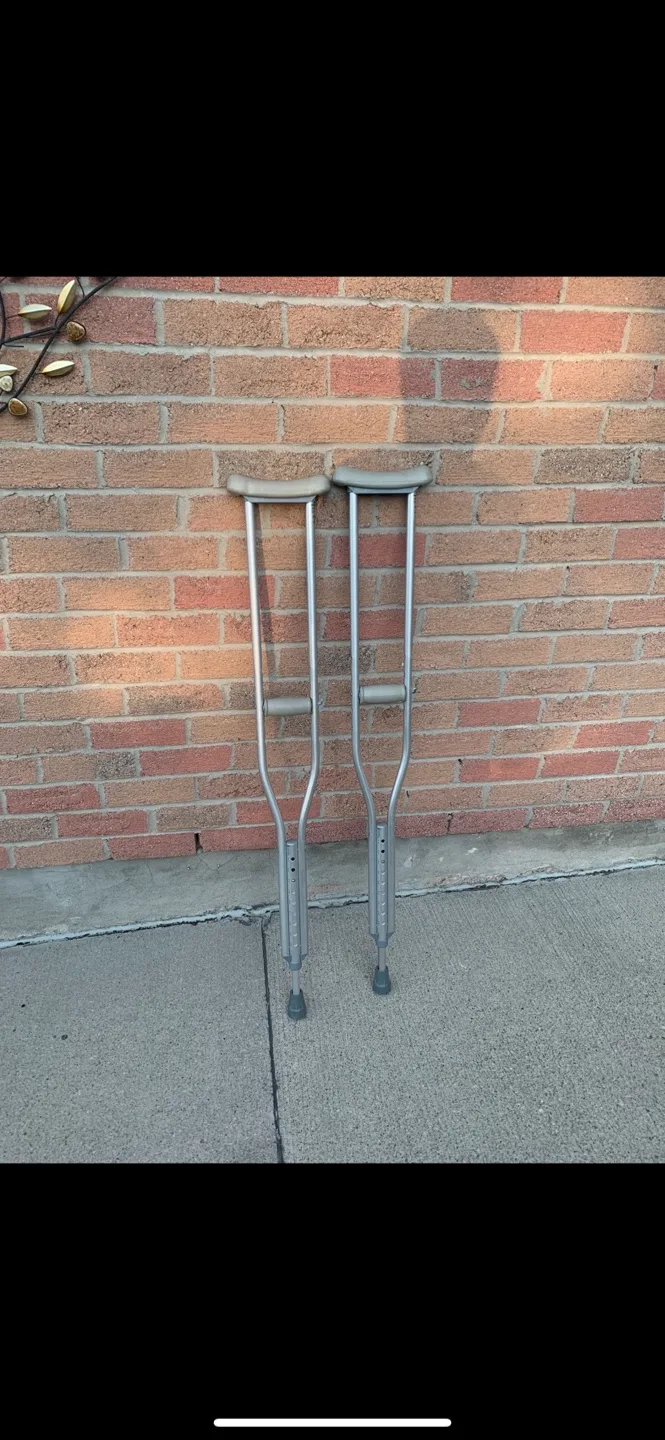 Adjustable Walking Crutches thumbnail