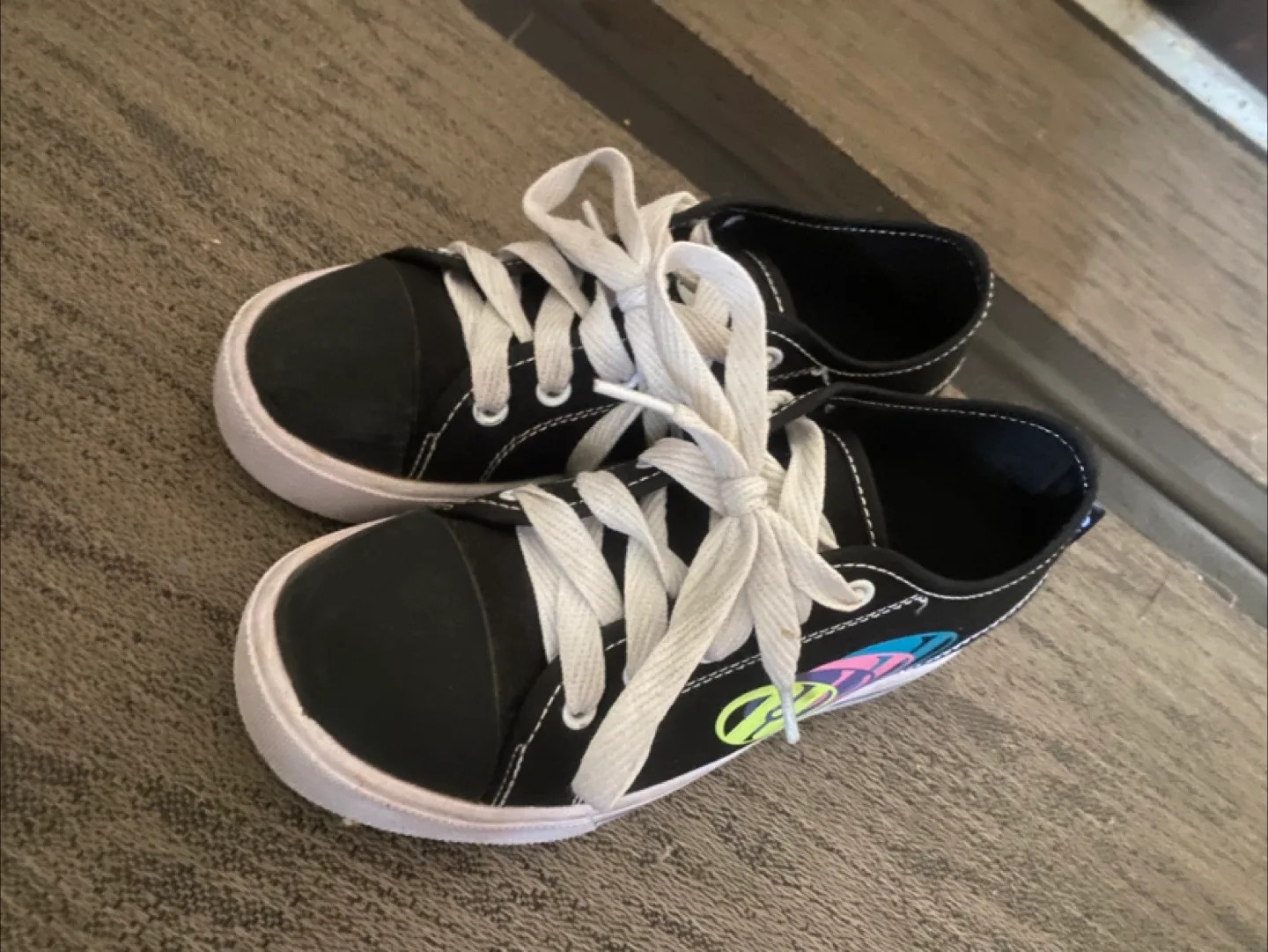 Girls’ Skechers single Heelys Sneakers - Size 2 (Youth) thumbnail