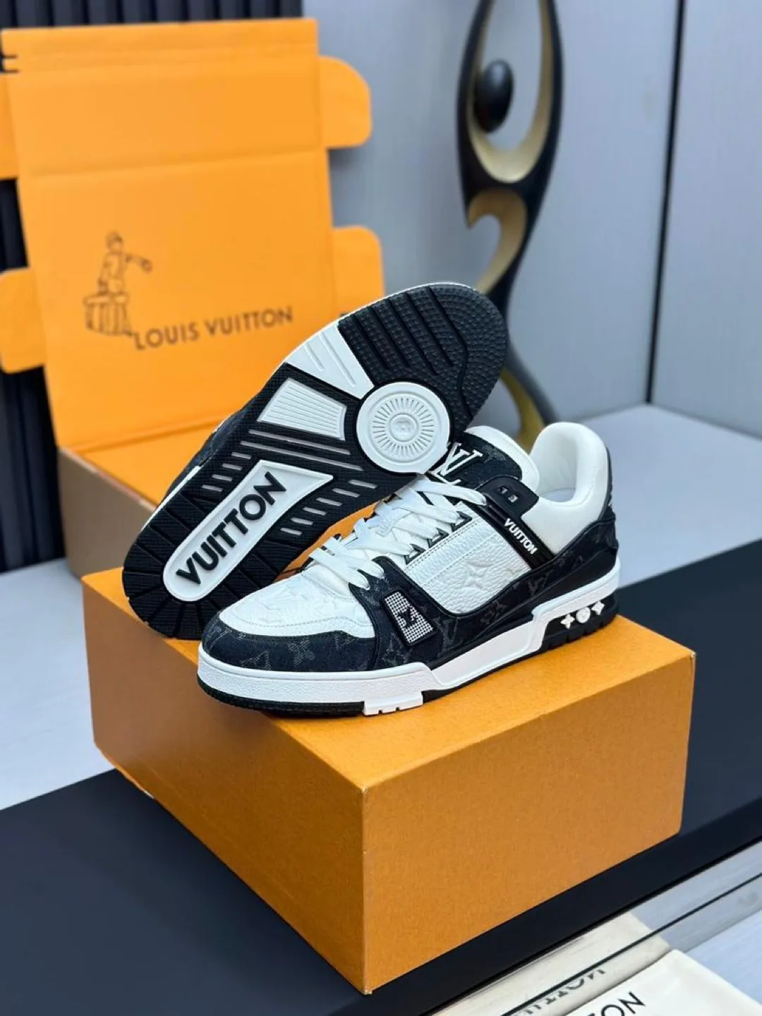 Louis Vuitton Trainer Sneaker thumbnail