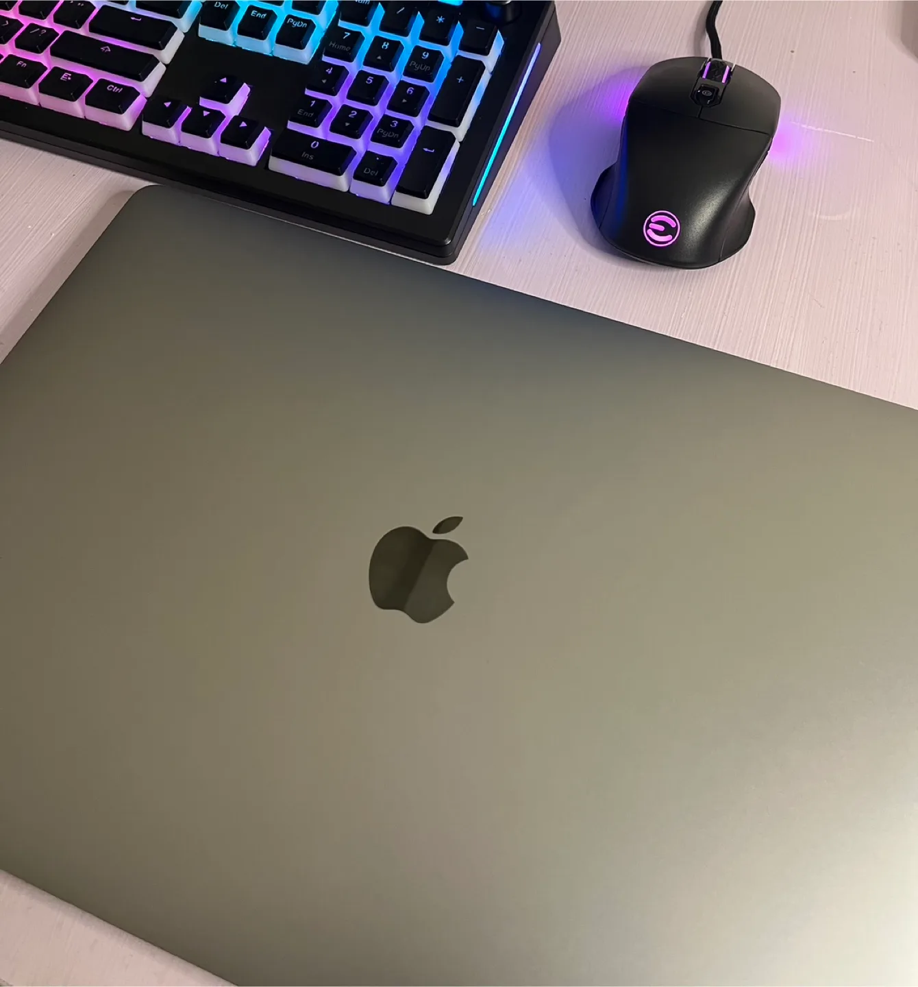 Apple MacBook Pro 16-inch image indicator(3)