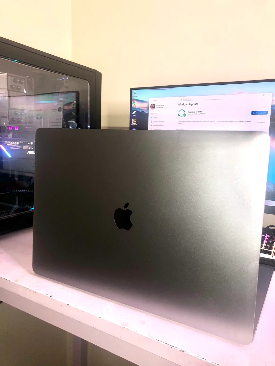 Apple MacBook Pro 16-inch image indicator(2)