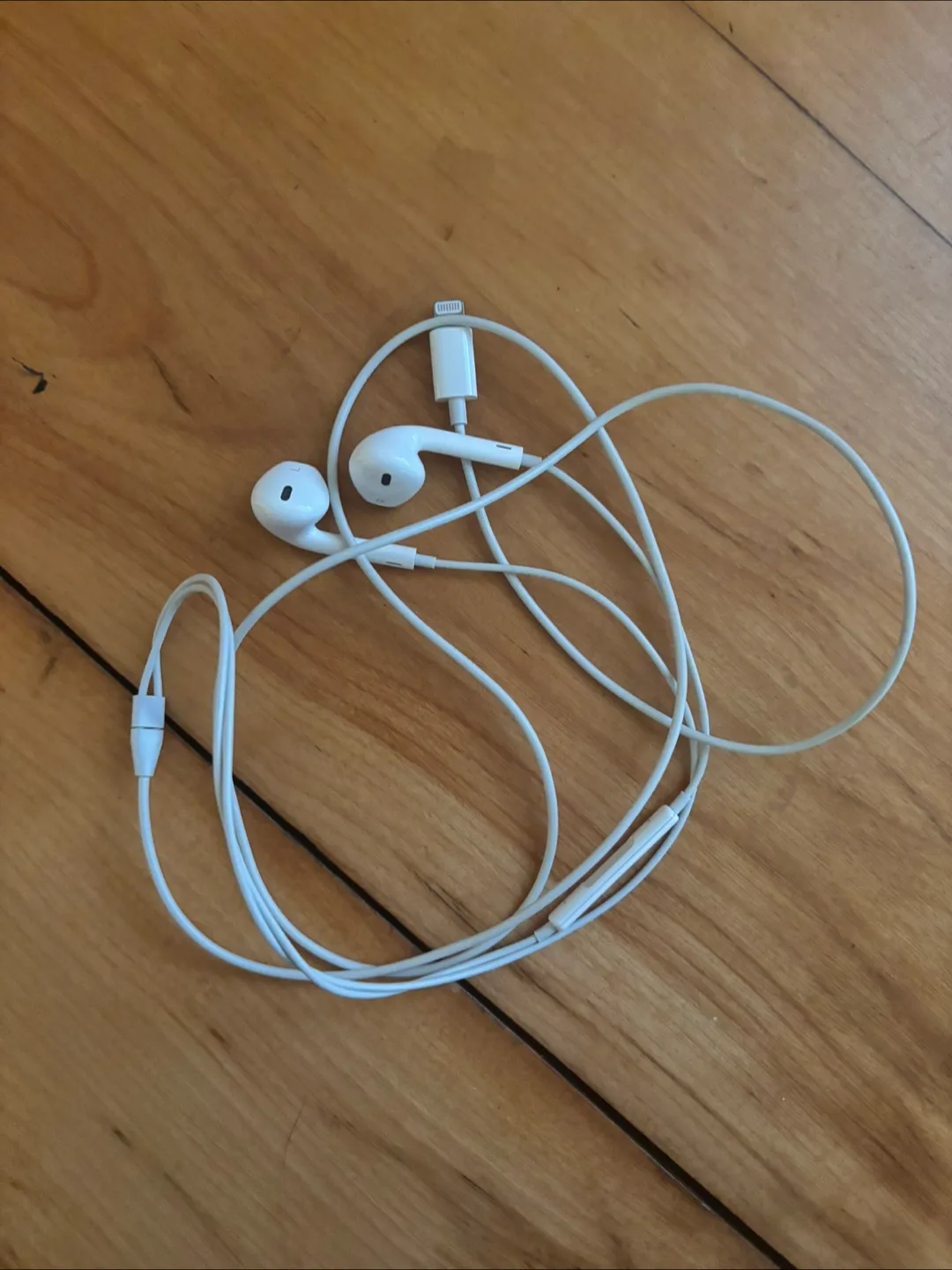 Apple EarPods - Wired Headphones thumbnail