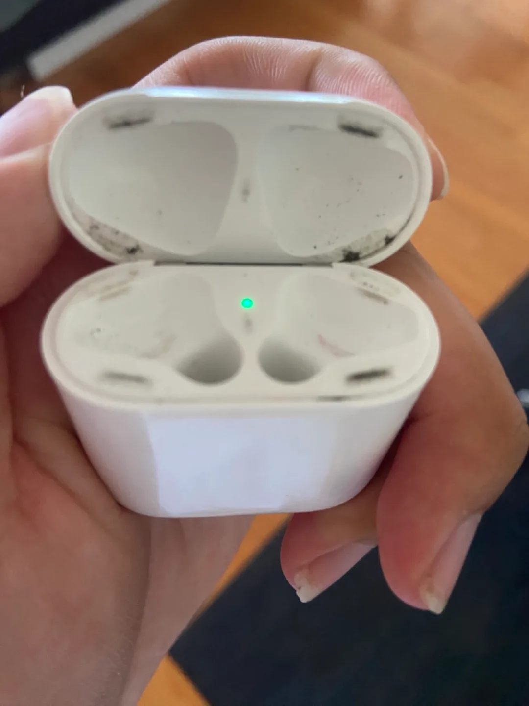 Apple Airpods Charging Case thumbnail