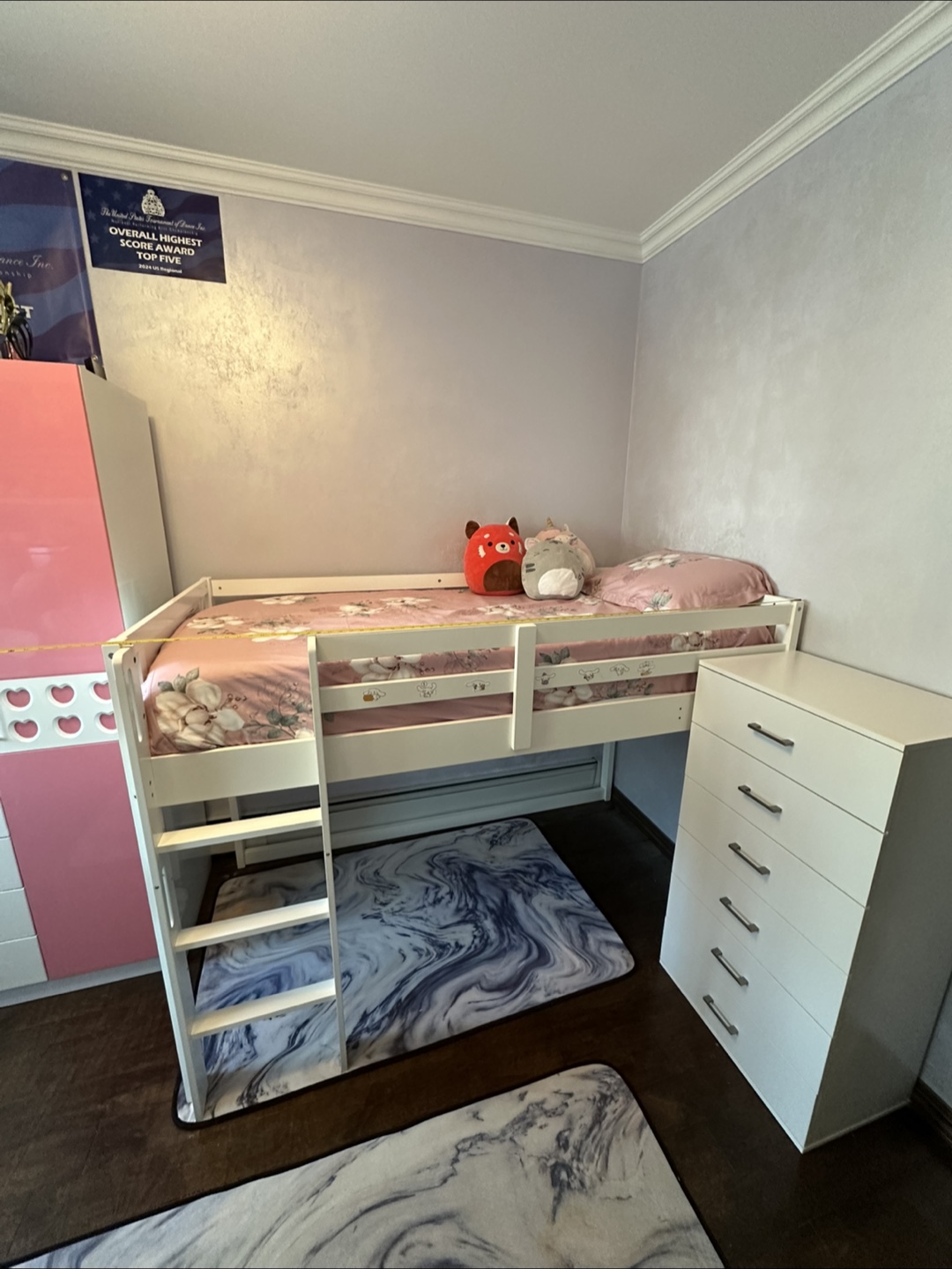 Delta Children Twin bed+ 2 Free rugs in the photo 5x7 and 3x5