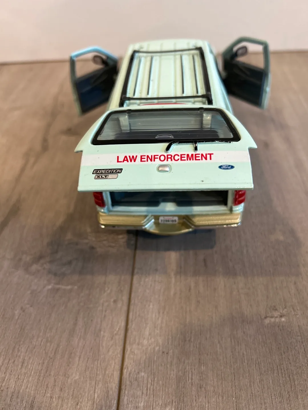 Ford Expedition Law Enforcement Diecast Model image indicator(3)