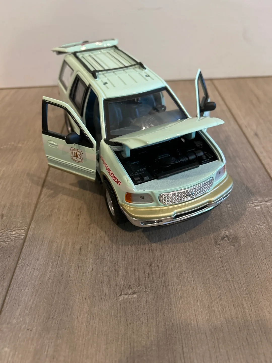 Ford Expedition Law Enforcement Diecast Model image indicator(8)