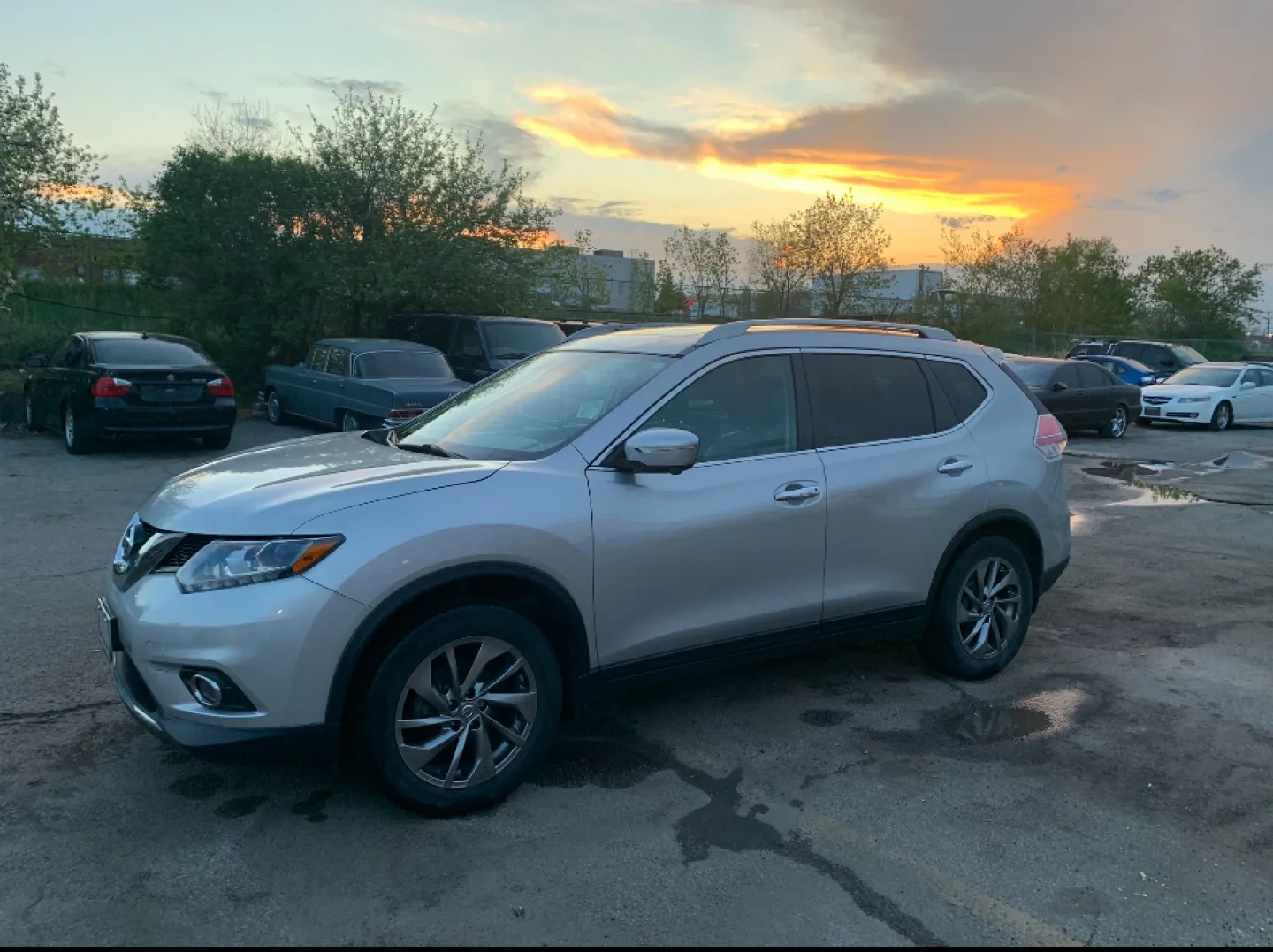 Silver Nissan Rogue SUV thumbnail