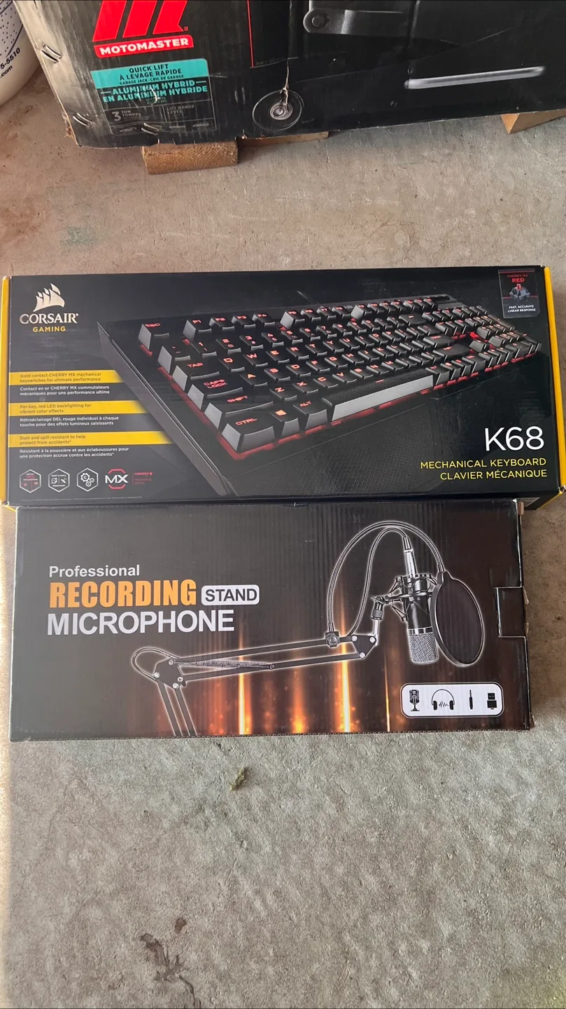 Corsair K68 Mechanical Keyboard & Recording Stand thumbnail