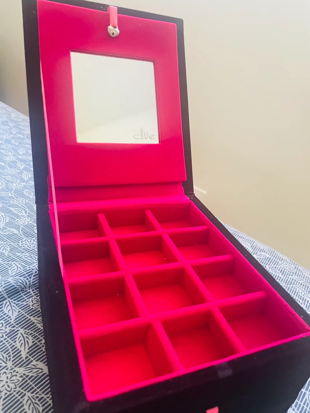Clue Velvet Jewelry Box - Black & Pink image indicator(2)