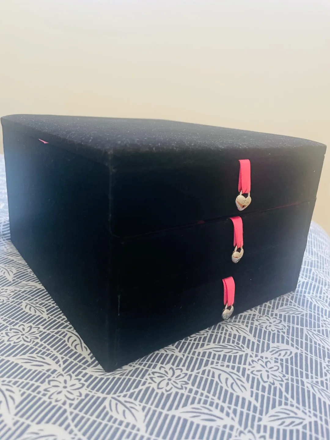 Clue Velvet Jewelry Box - Black & Pink image indicator(5)