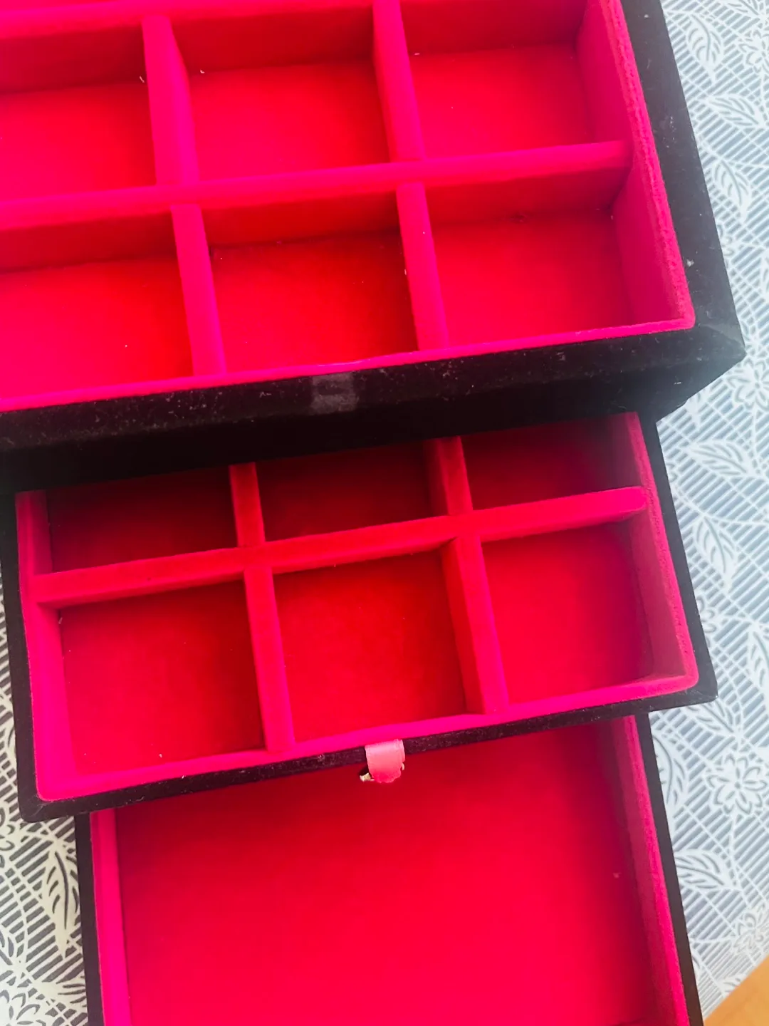 Clue Velvet Jewelry Box - Black & Pink image indicator(4)