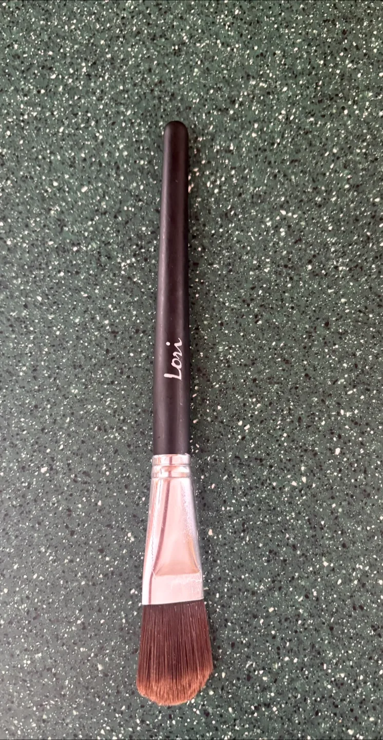 Lori makeup brush (Never used) (Giving away for FREE) thumbnail