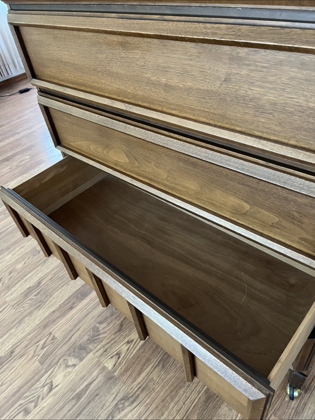 PENDING…Vintage Cinnamon Walnut Chest of Drawers circa 1970 - photo 2