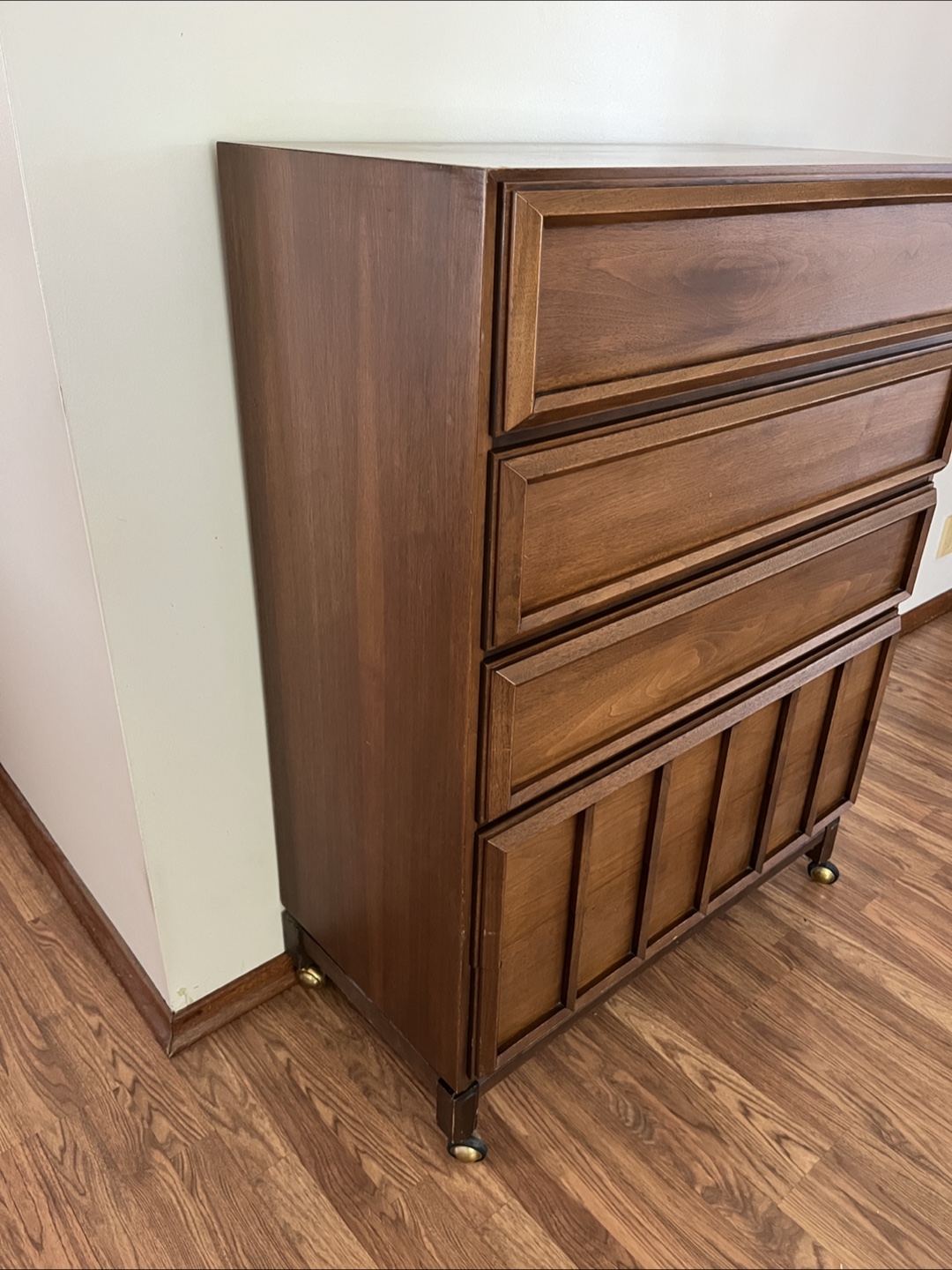 PENDING…Vintage Cinnamon Walnut Chest of Drawers circa 1970 - photo 4